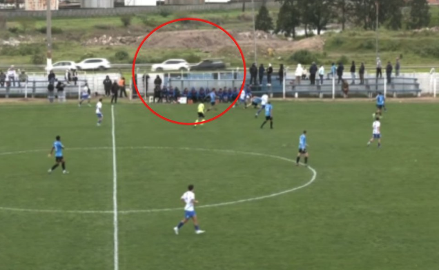 In Montevideo führte ein Fußball auf einer Straße zu einem Autounfall.