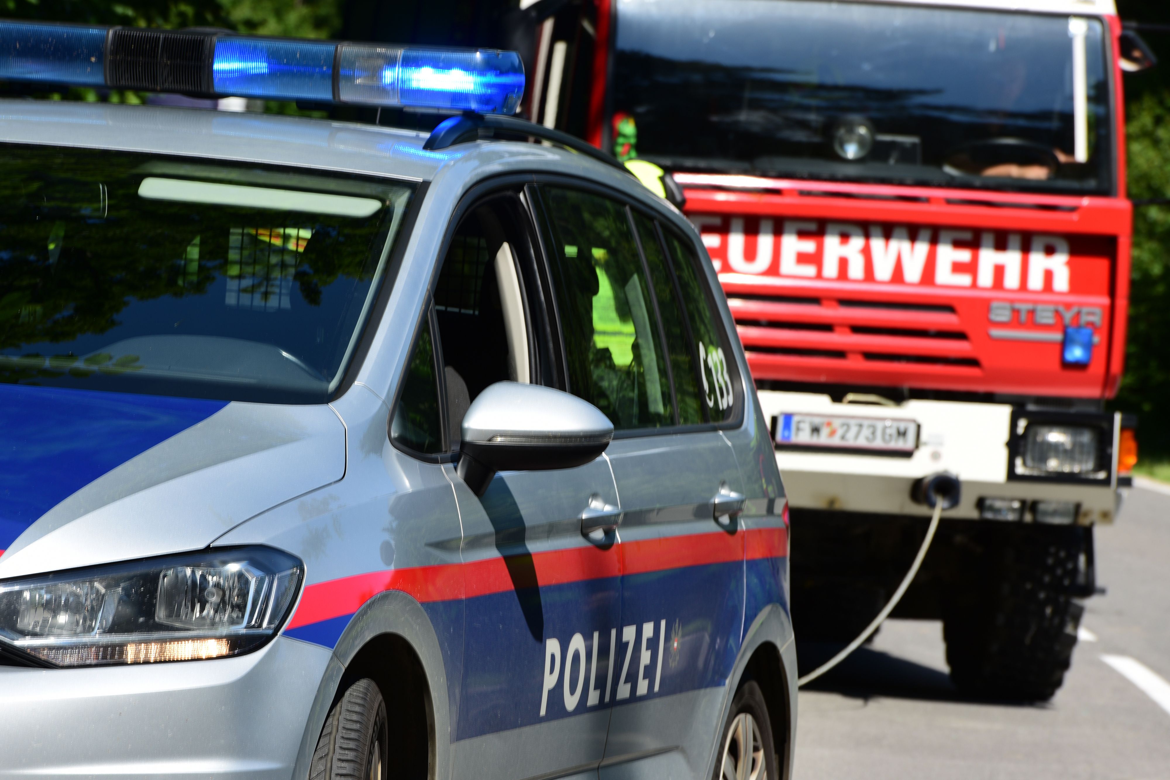 Polizei, Feuerwehr und Wasserrettung suchen nach dem Mädchen. (Symbolbild)