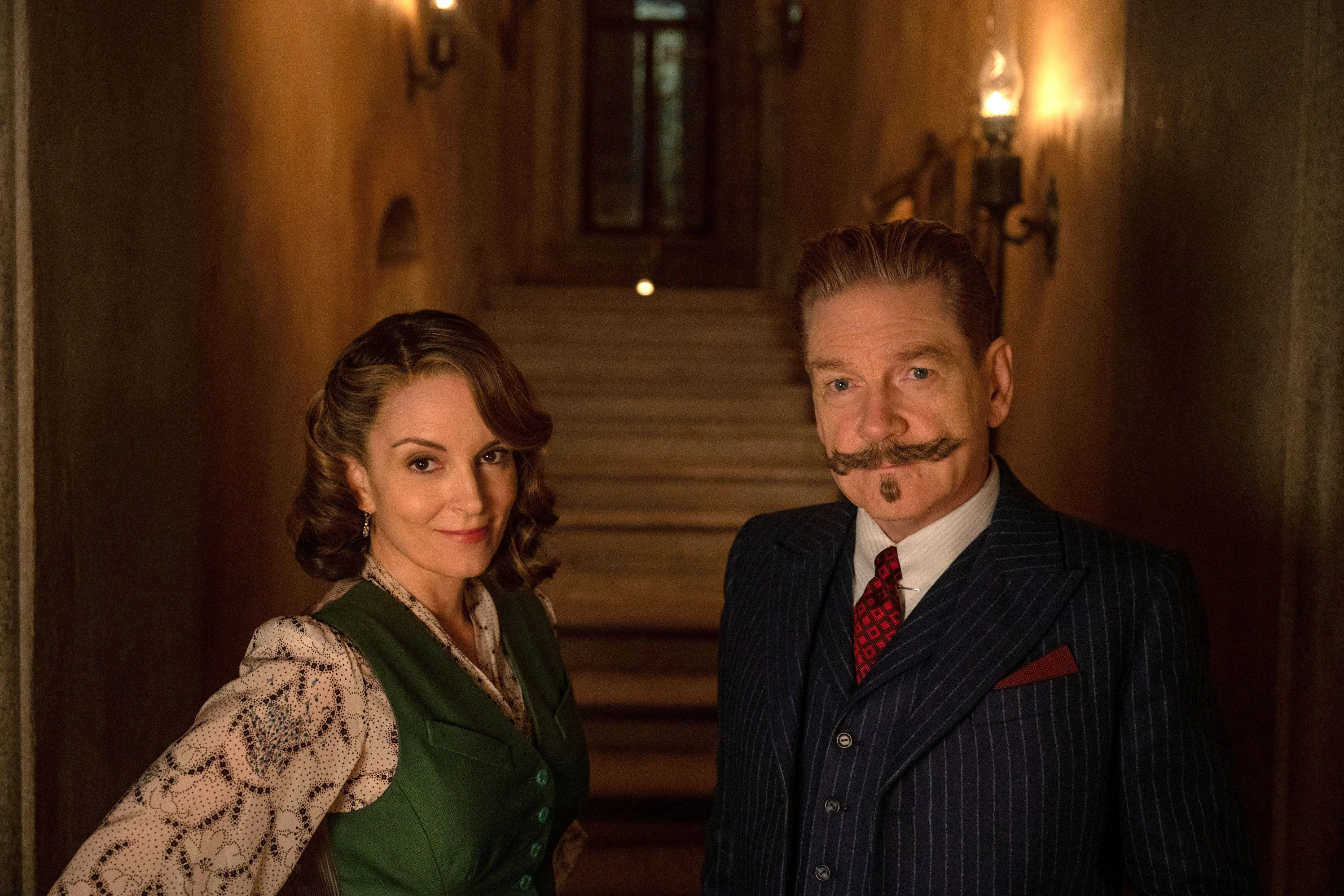 Bestimmte zuletzt das Bild von Agatha Christie im Kino: Kenneth Branagh als Hercule Poirot mit Tina Fey in der Verfilmung "A Haunting in Venice" aus 2023
