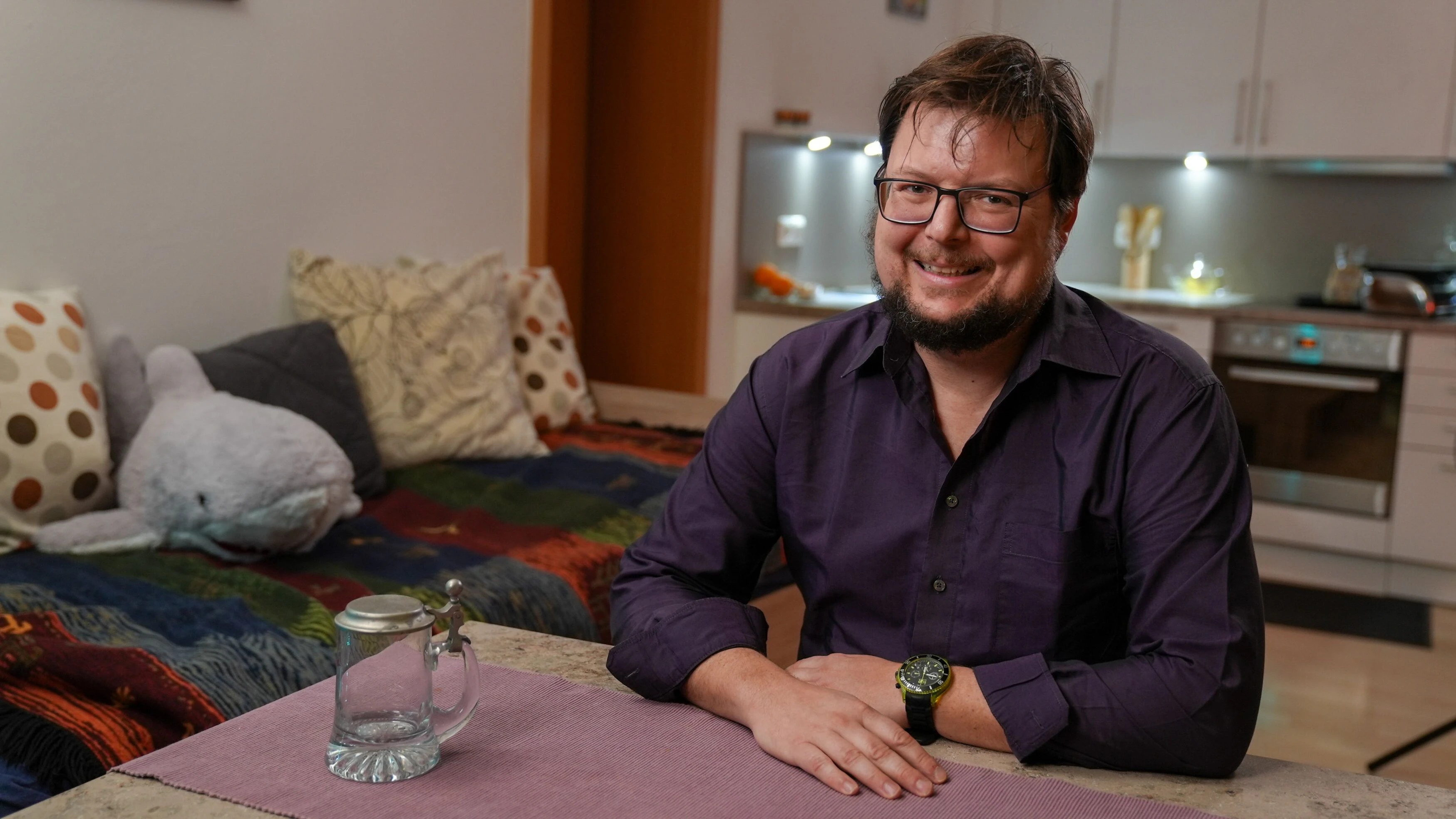 Tobias, 45, Deutschtrainer aus Oberösterreich hat genug vom Online-Dating und wünscht sich eine ernsthafte Beziehung. 