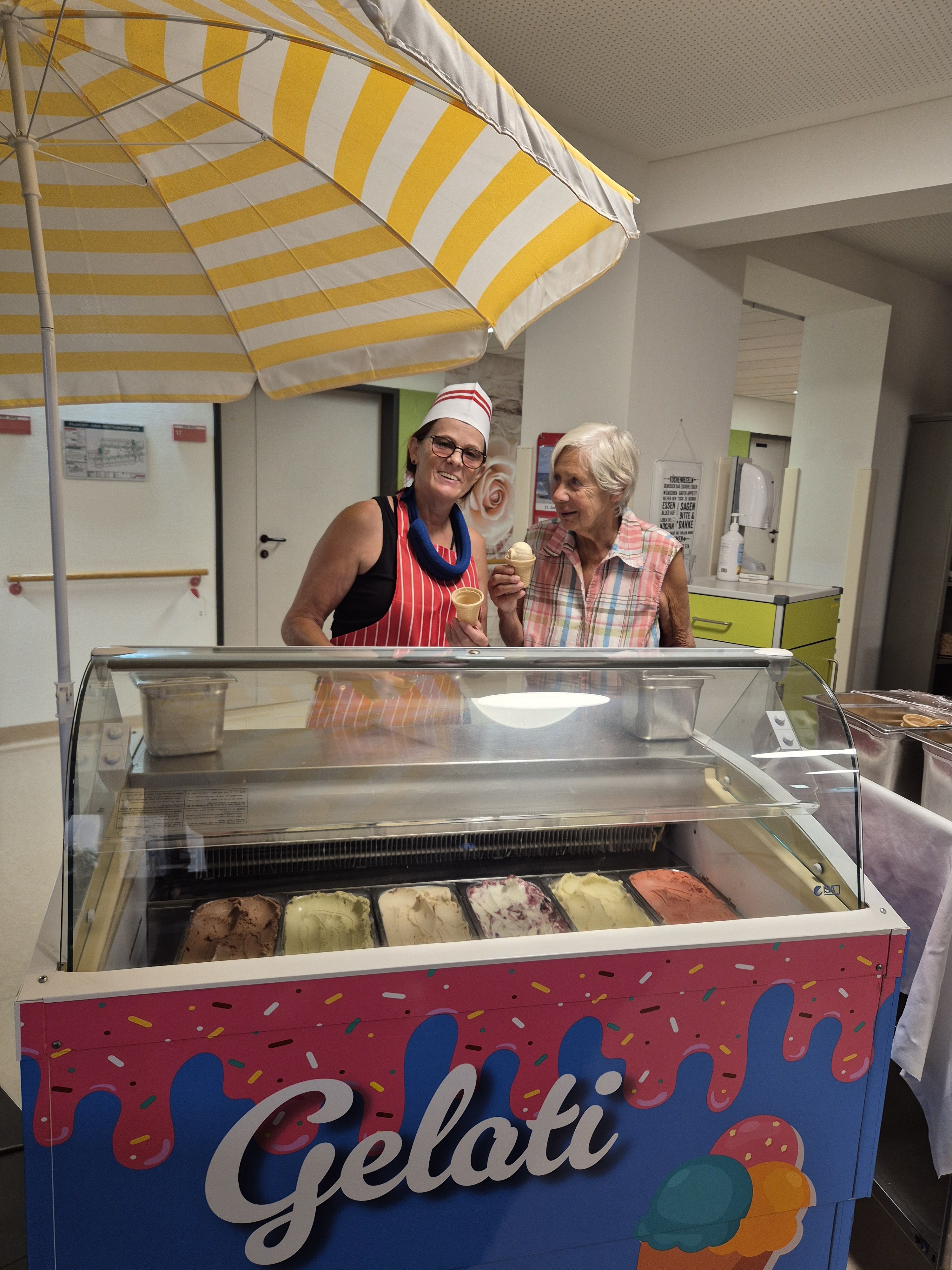 Der Eiswagen fährt für die Bewohner bis zum Pflegebett.