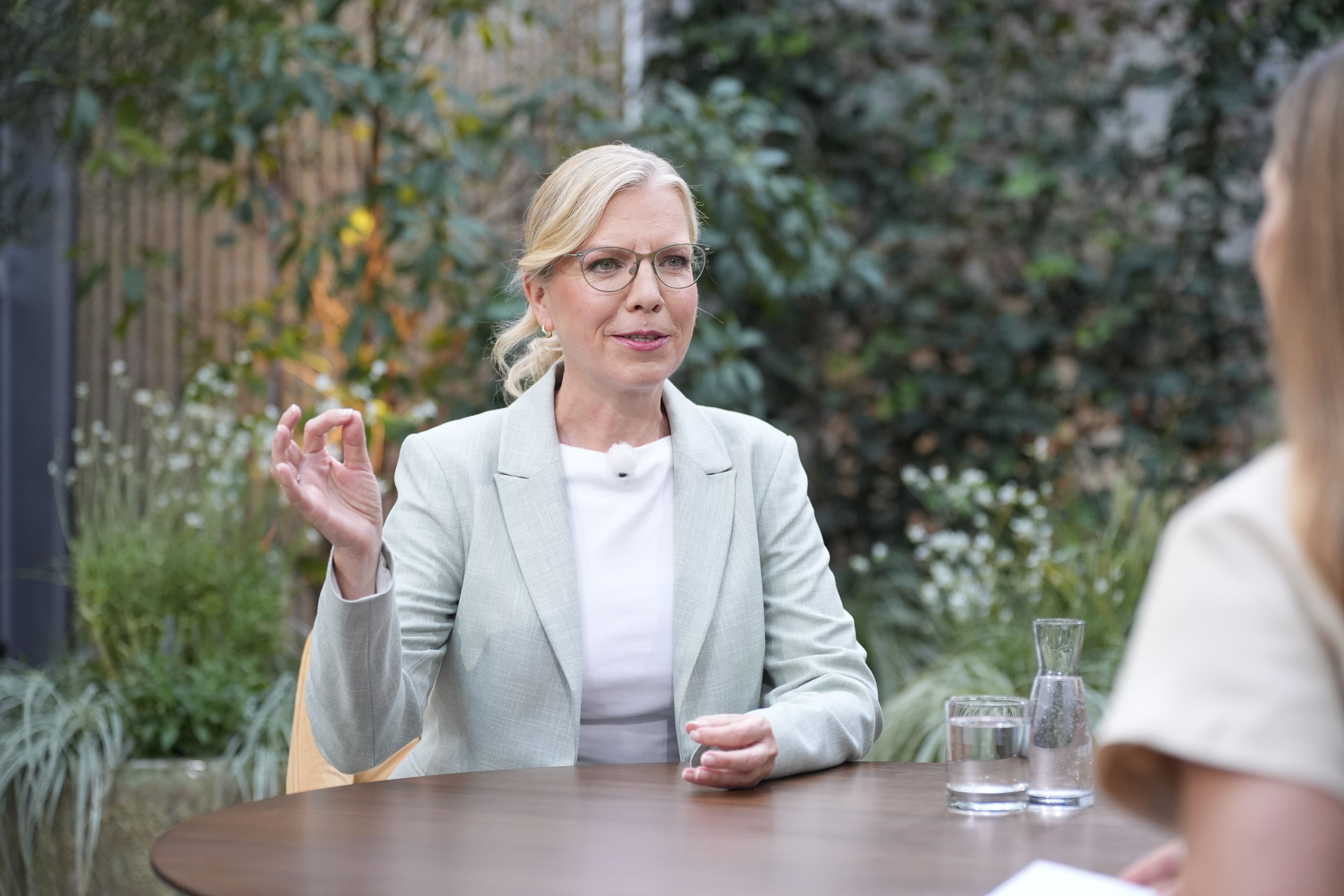 Grünen-Chefin Leonore Gewessler (48) machte am 10. August den Auftakt der Sommergespräche 2026 im ORF-Mediencampus mit Moderatorin Simone Stribl (39).