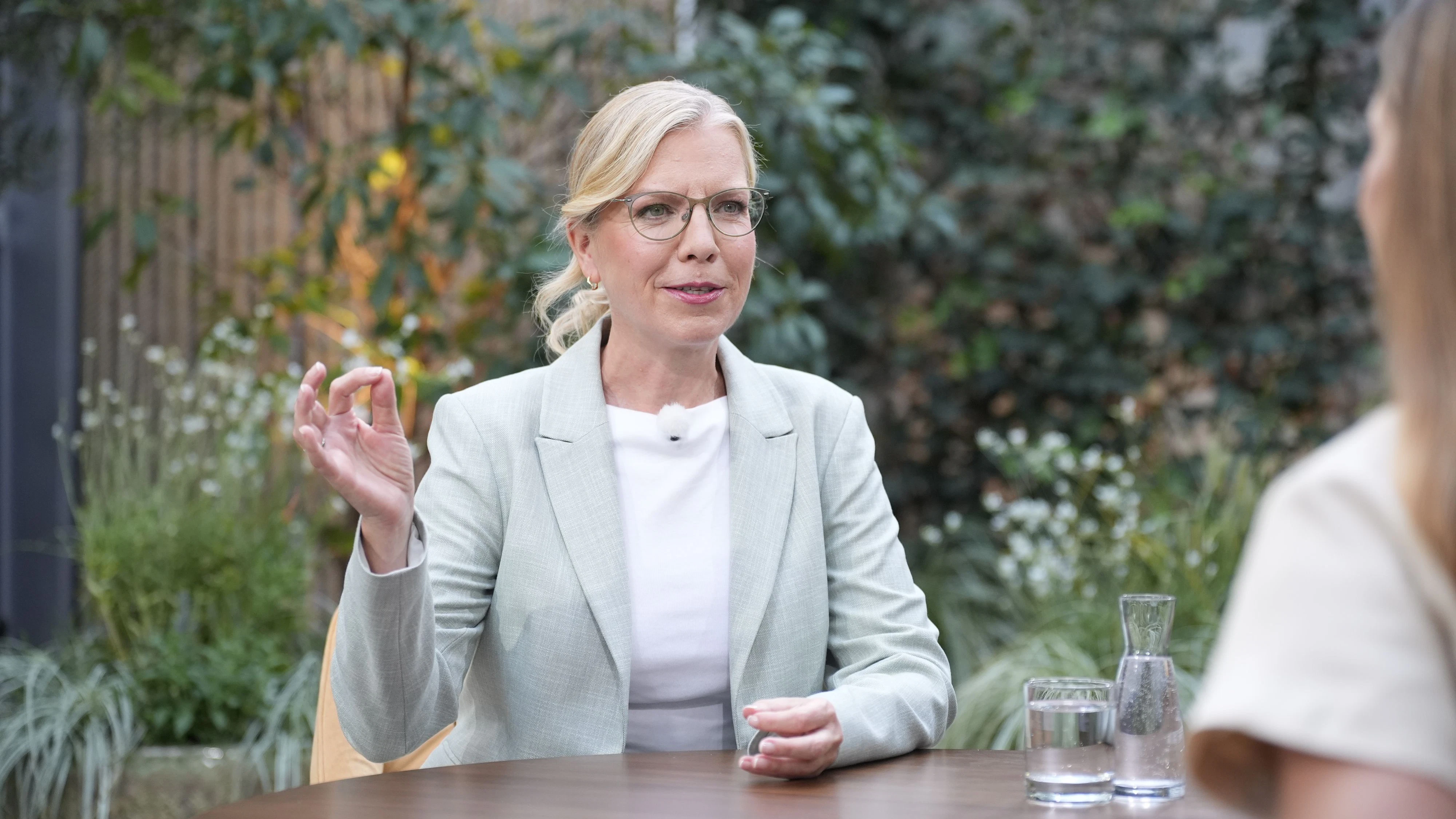 Grünen-Chefin Leonore Gewessler (48) machte am 10. August den Auftakt der Sommergespräche 2026 im ORF-Mediencampus mit Moderatorin Simone Stribl (39).