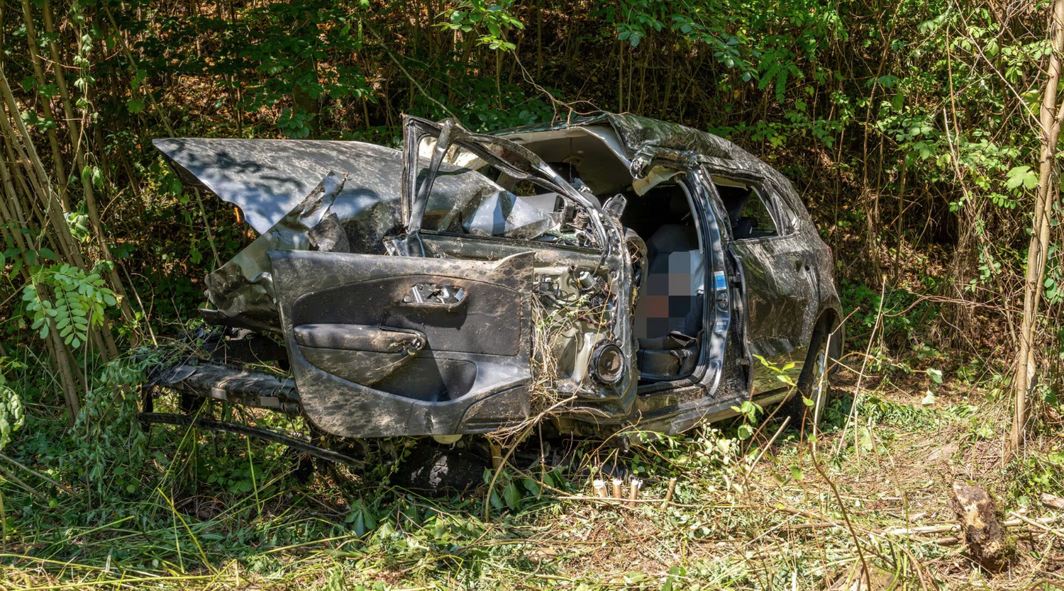 Das Auto wurde bei dem Unfall völlig zerstört.