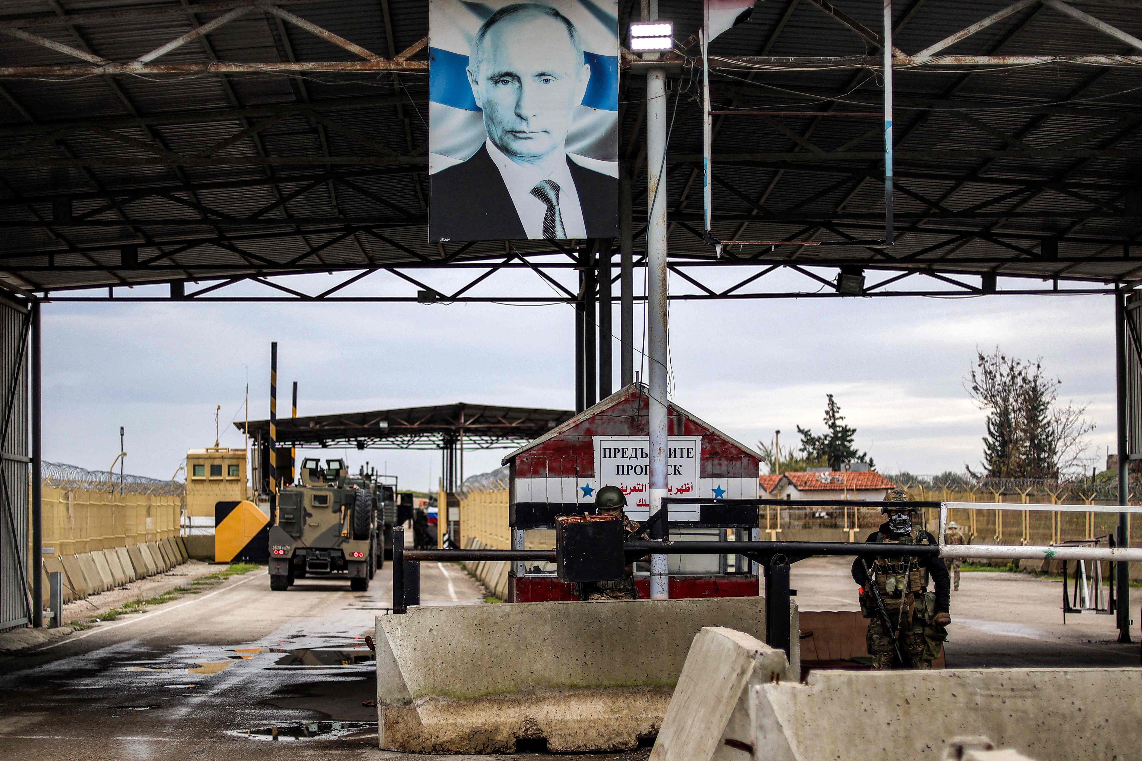 Ein Porträt von Russlands Präsident Putin über der Einfahrt zum russischen Militärstützpunkt Hmeimim in Syrien - kurz nach der Machtergreifung der Rebellen.