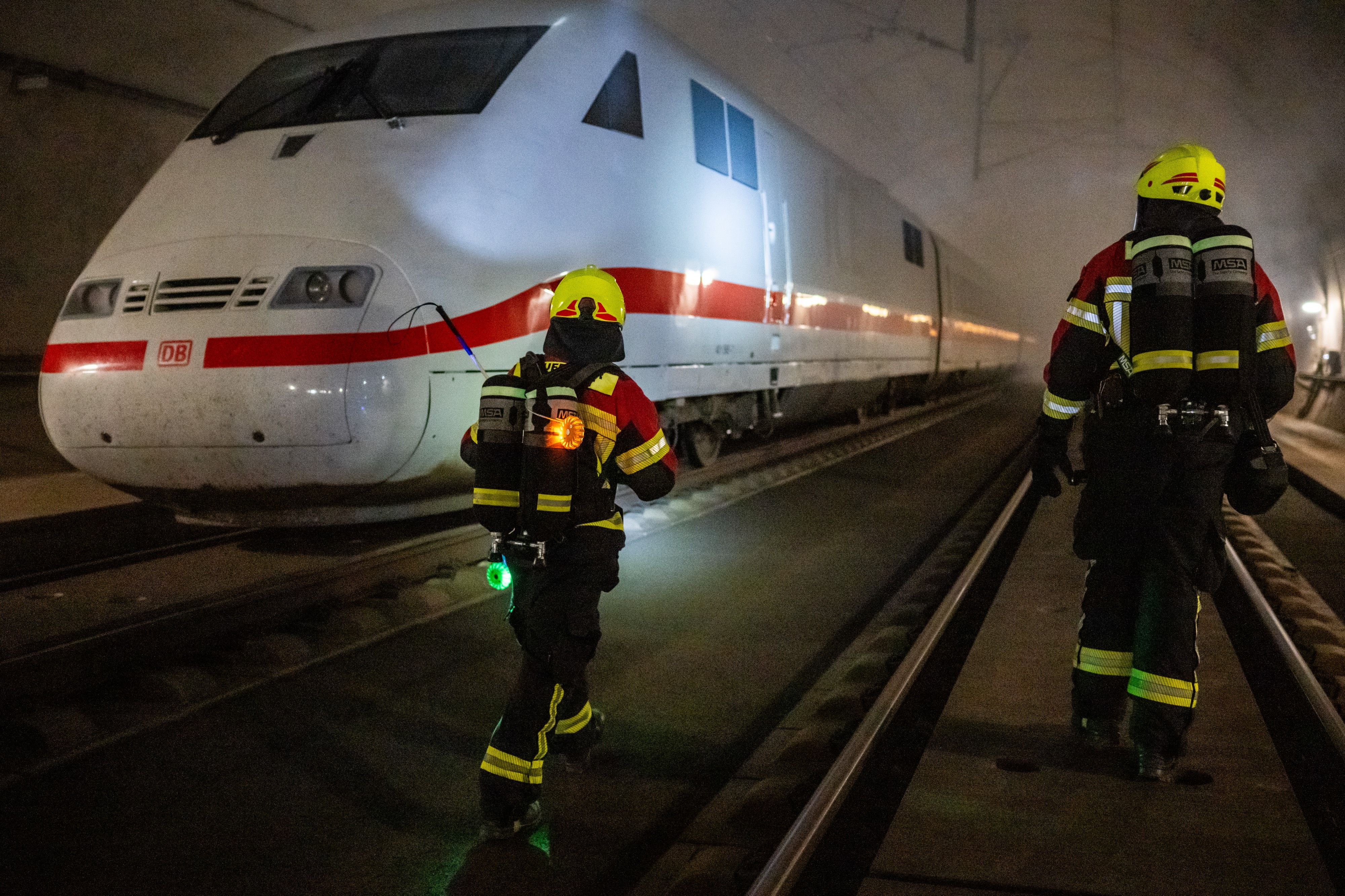 Ein brennender ICE steckt in einem Tunnel fest – das war die Großübung in Thüringen.