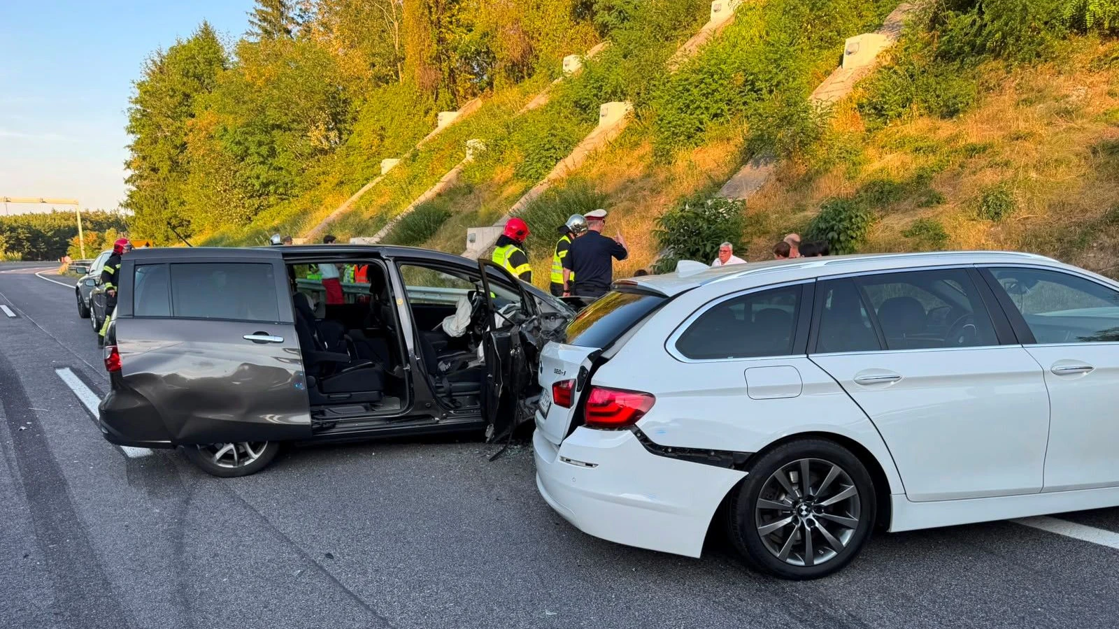 Heute.at - Fünf Autos krachen zusammen – Unfall legt S6 lahm