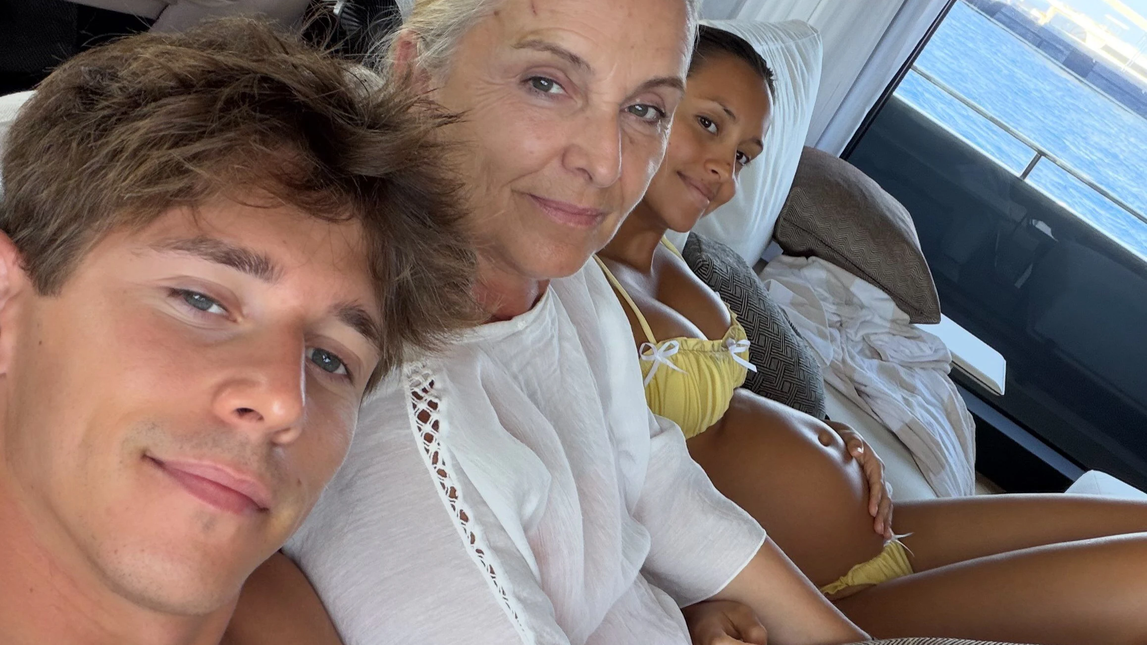 Arthur Leclerc teilte den Familienschnappschuss von Bord auf Instagram, darunter auch eines auf dem Alexandra ihren schwangeren Bauch hält.
