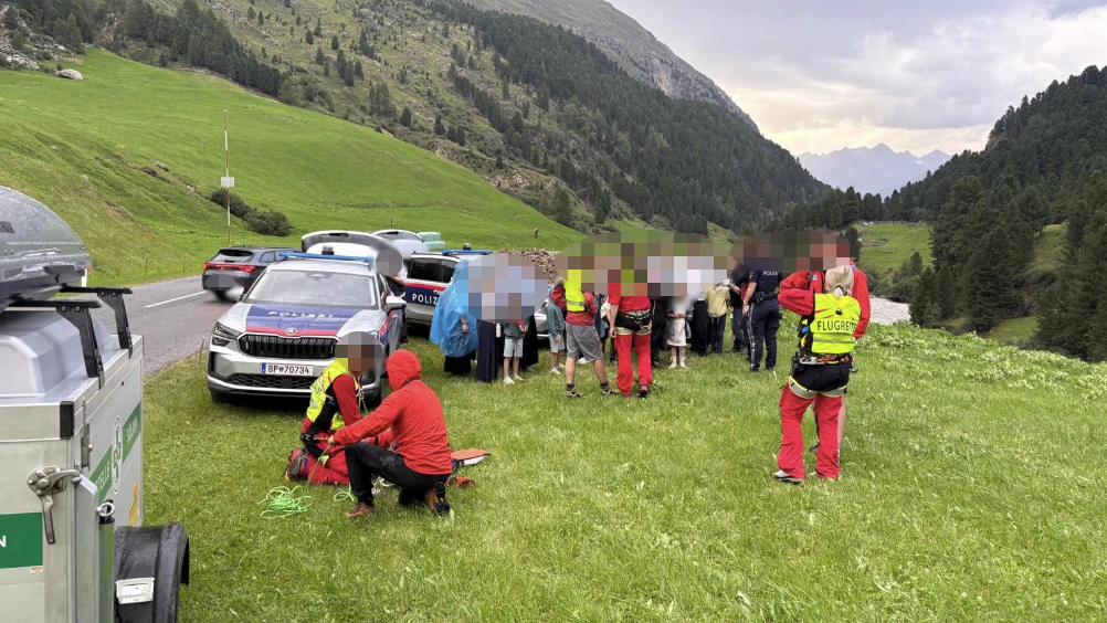 Heute.at - Mit Kinderwagen – Touristen aus vier Ländern in Bergnot
