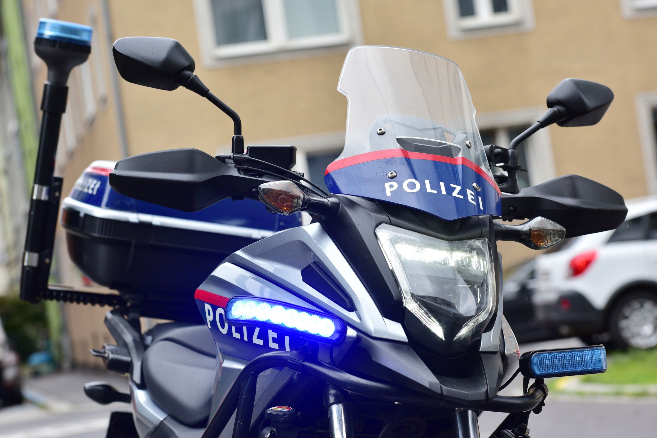 Die 15-Jährige wurde von einem Polizeimotorrad erfasst und schwer verletzt. (Symbolbild)