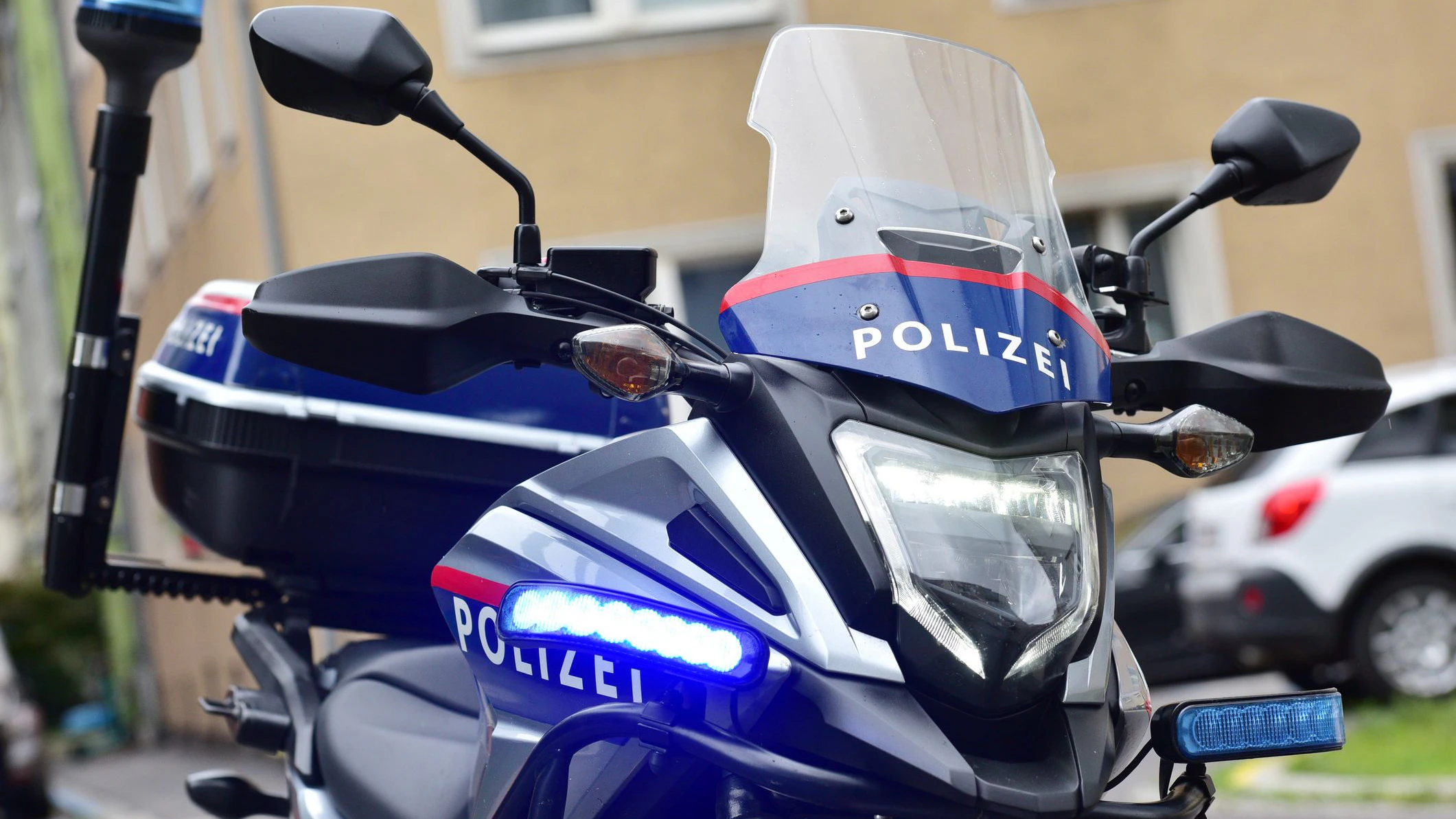Die 15-Jährige wurde von einem Polizeimotorrad erfasst und schwer verletzt. (Symbolbild)
