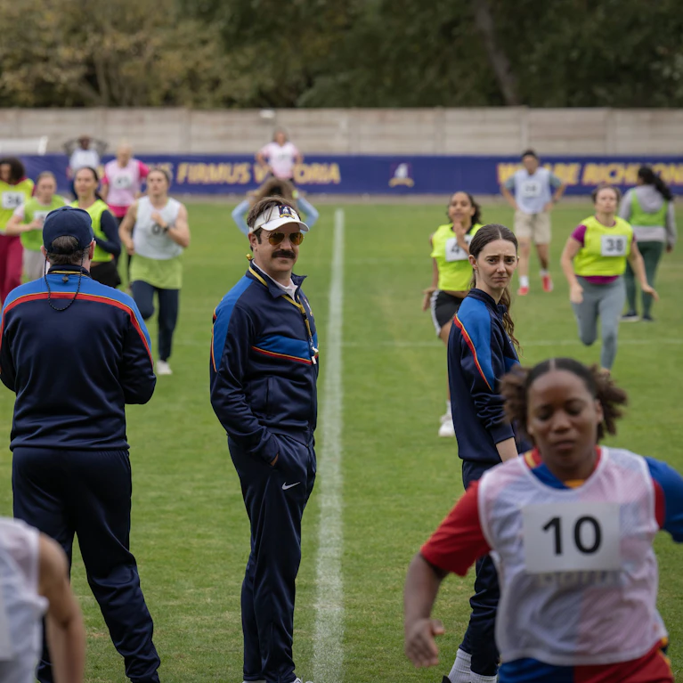 Wer die erste Staffel der Fußball-Comedy "Ted Lasso" nicht liebt, hat kein Herz. Und wer die Staffeln 2 und 3 nicht für schwächer hält, hat kein Hirn. Flapsig formuliert. Sei's drum: Nun ist Anpfiff zu Staffel 4. Und Ted kann noch einmal beweisen, was er drauf hat.