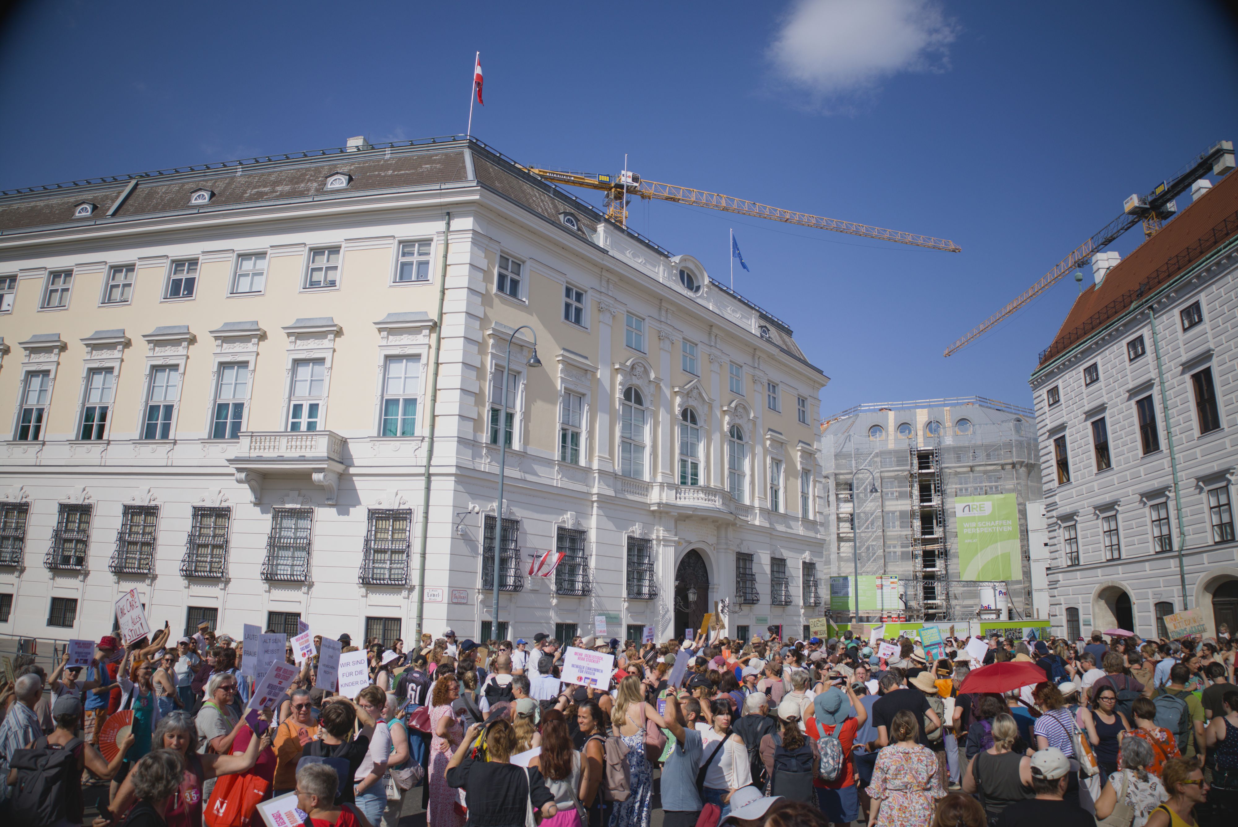 Am Ballhausplatz demonstrierten am Montag zahlreiche Personen gegen Bundeskanzler Christian Stocker (ÖVP). 