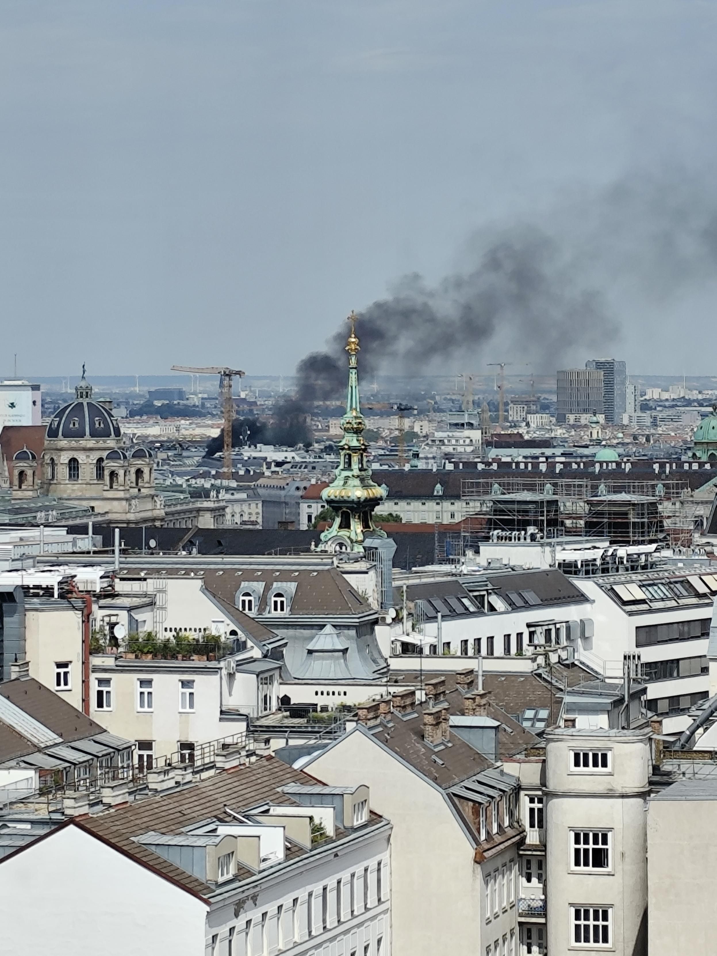 Heute.at - Riesige Rauchsäule! Dachbrand in der Wiener City