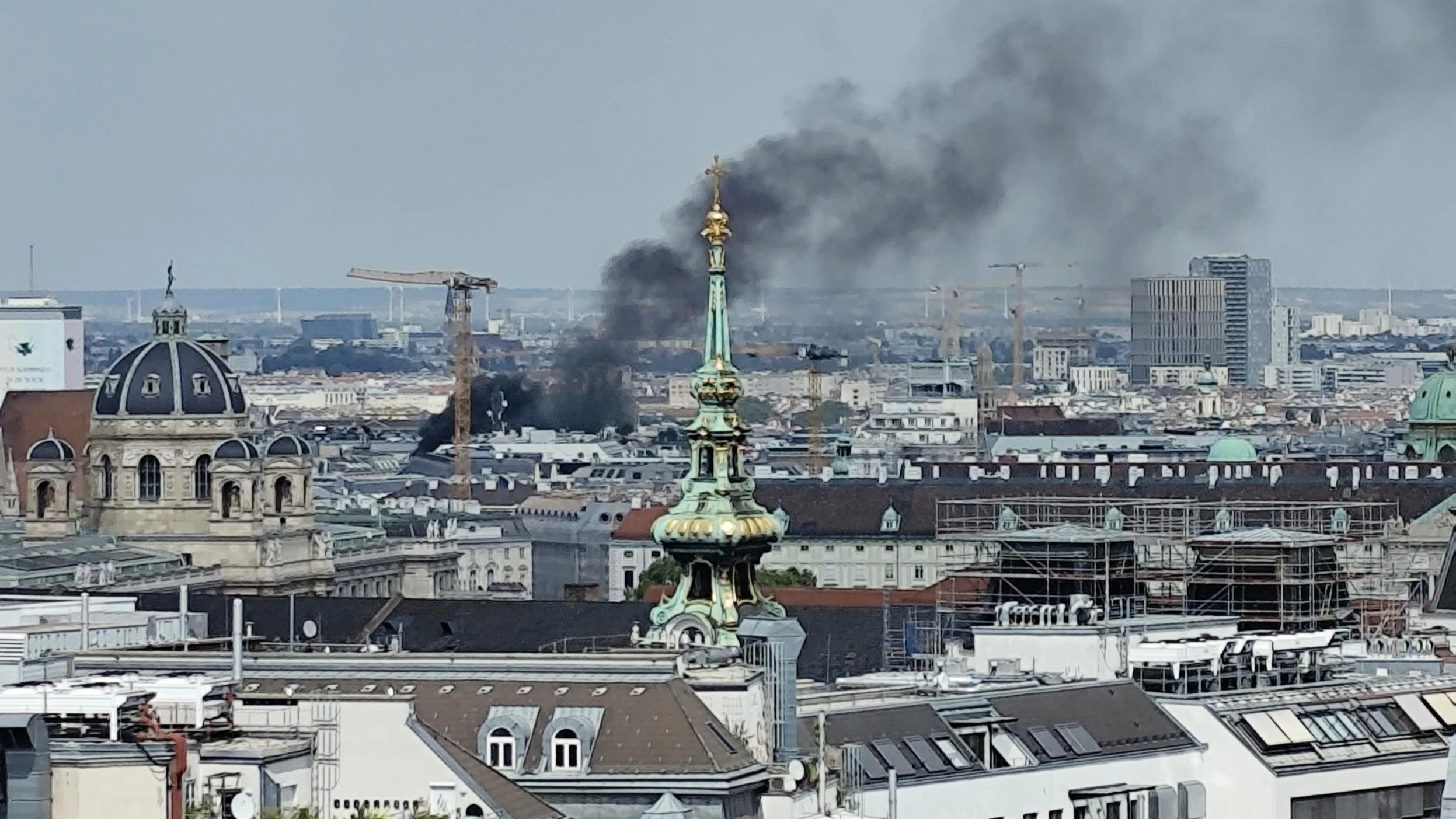 Heute.at - Riesige Rauchsäule! Dachbrand in der Wiener City