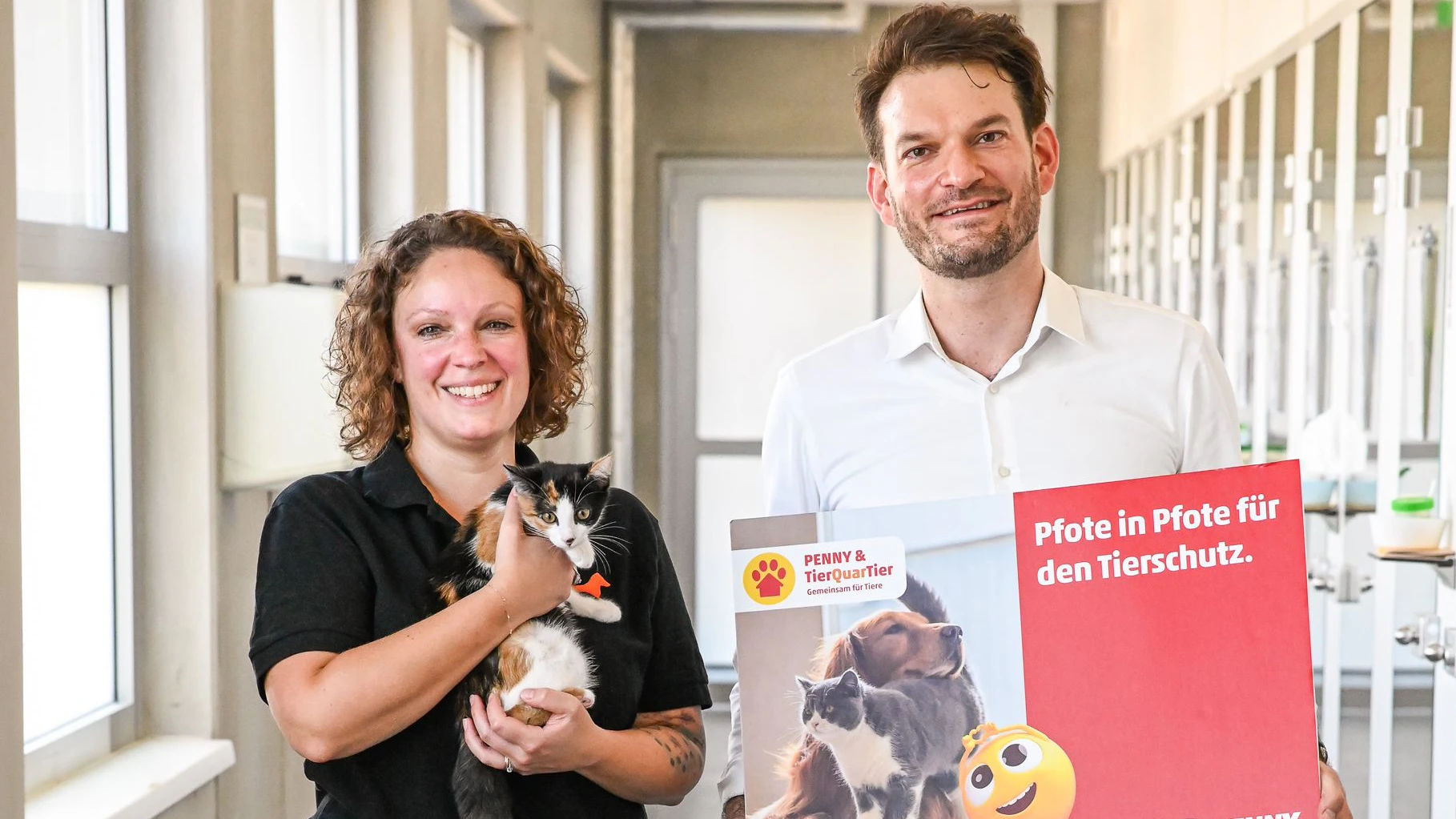 Bernadette Altrichter, Tierheimleitung des TierQuarTiers Wien, mit Johannes Greller, Geschäftsführer von Penny Österreich.