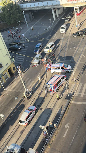 Verkehrsunfall Wien-Simmering: Mopedlenkerin nach Kollision mit Fiat verletzt. Polizei und Rettung im Einsatz, Ermittlungen zur Unfallursache laufen.