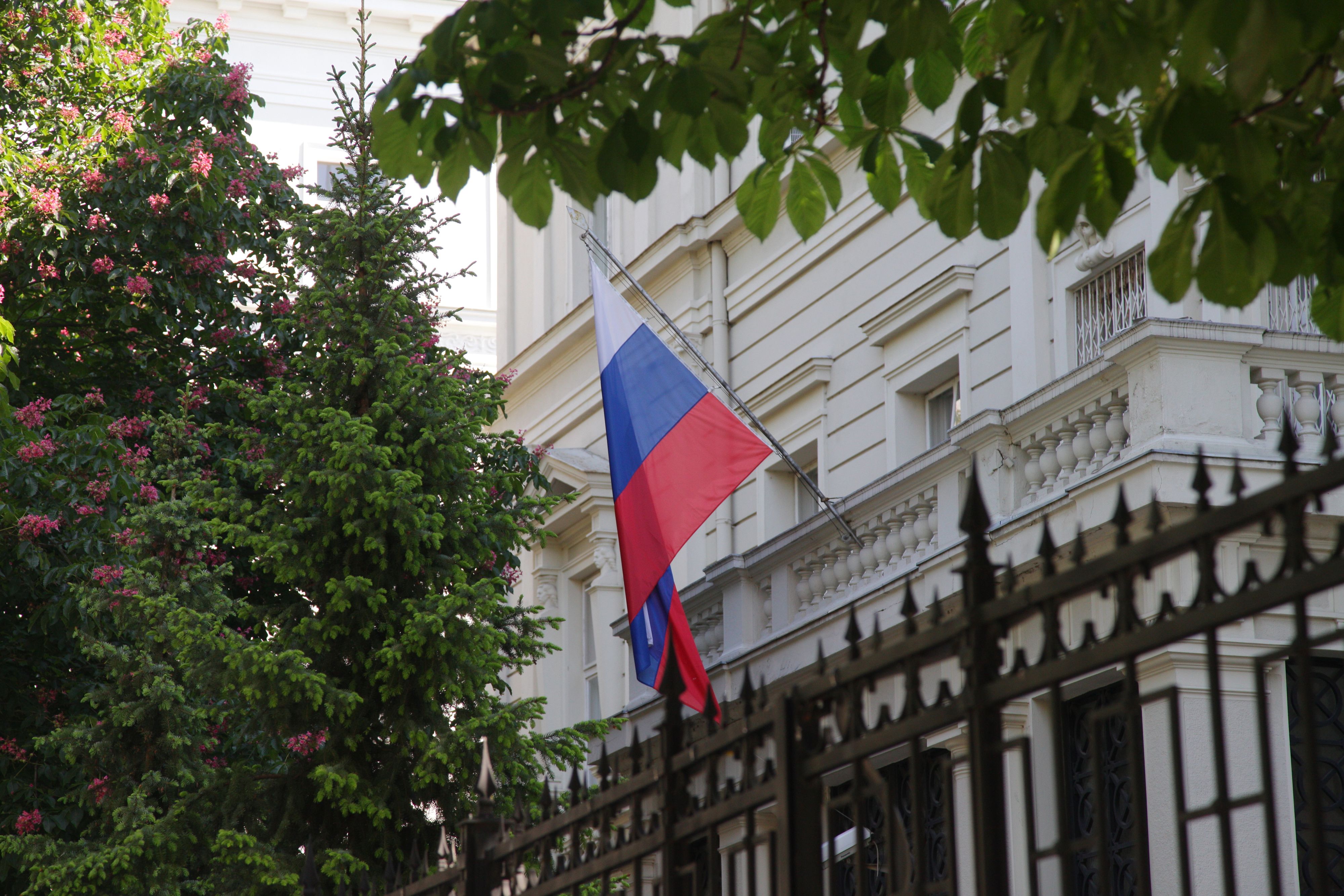 In der russischen Botschaft soll es acht Verdachtsfälle geben.