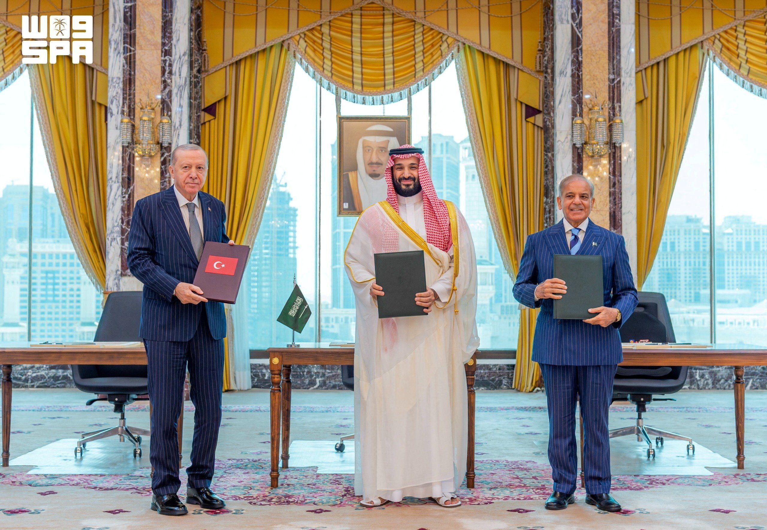 Der türkische Präsident Recep Tayyip Erdogan, Saudi-Arabiens Kronprinz Mohammed bin Salman und Pakistans Regierungschef Shehbaz Sharif (v.l.n.r.) bei der Unterzeichnung des Paktes in Mekka.