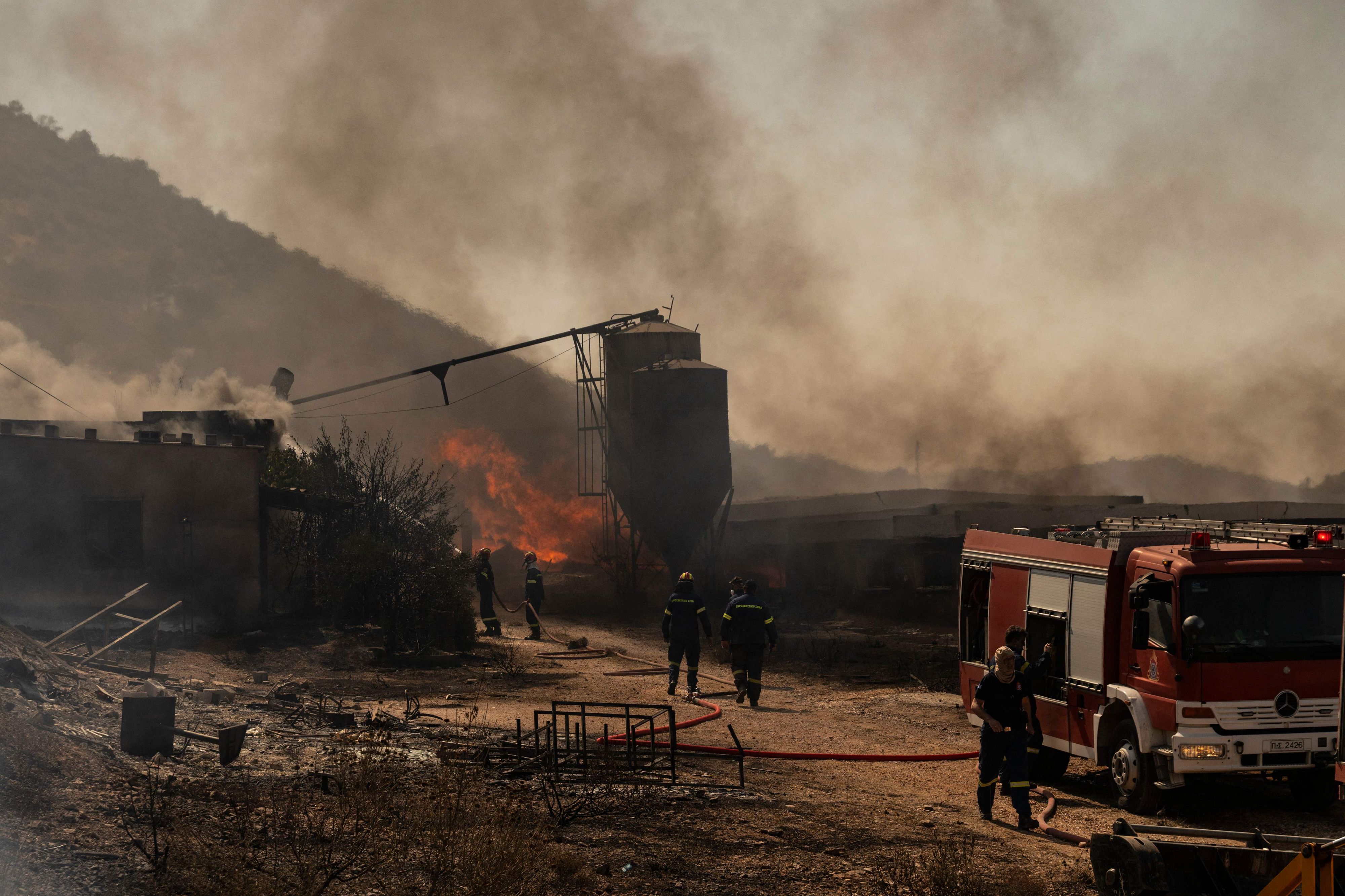 Die Feuerwehr kämpft erneut gegen einen Waldbrand nahe Athen.
