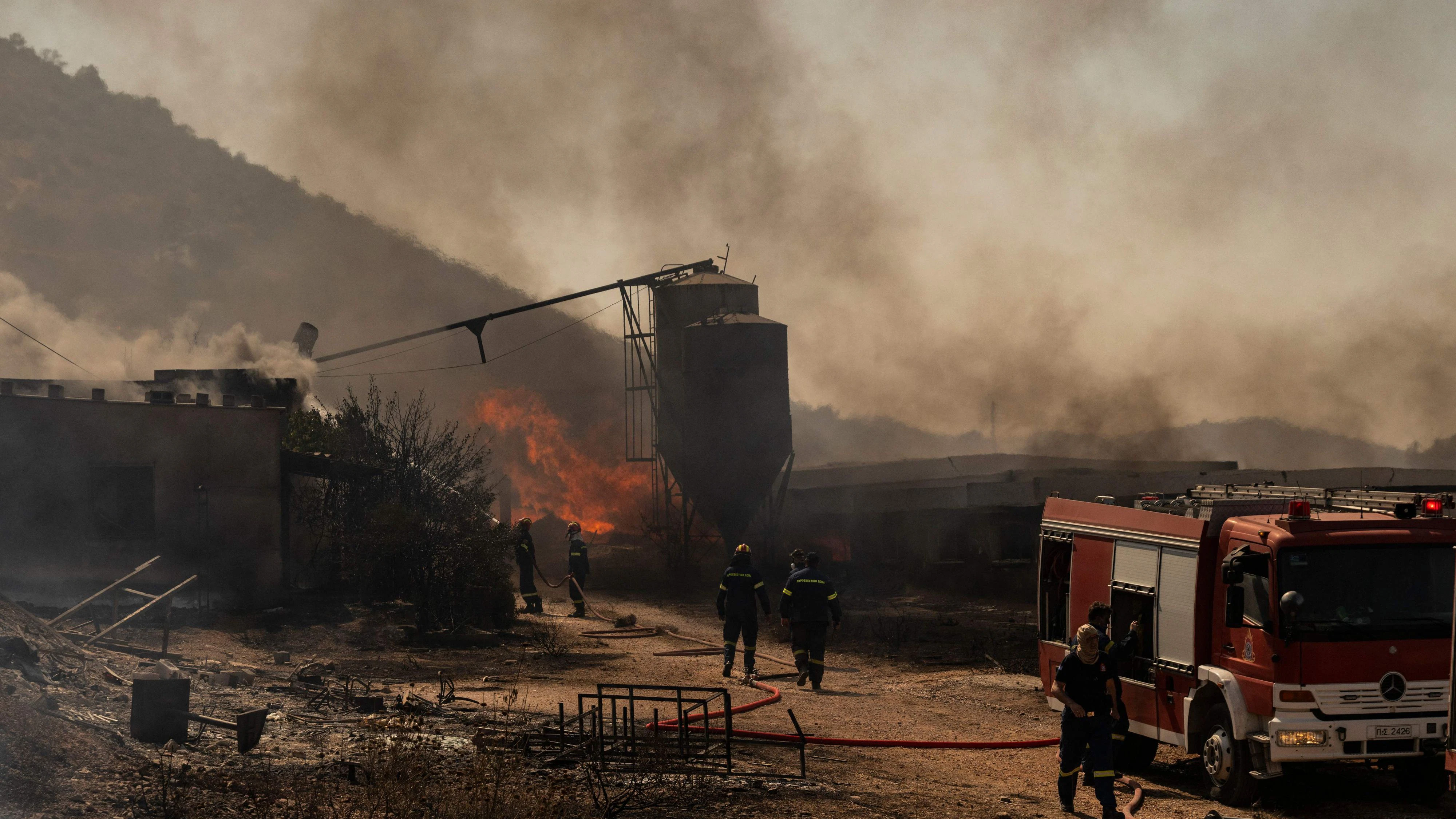 Die Feuerwehr kämpft erneut gegen einen Waldbrand nahe Athen.