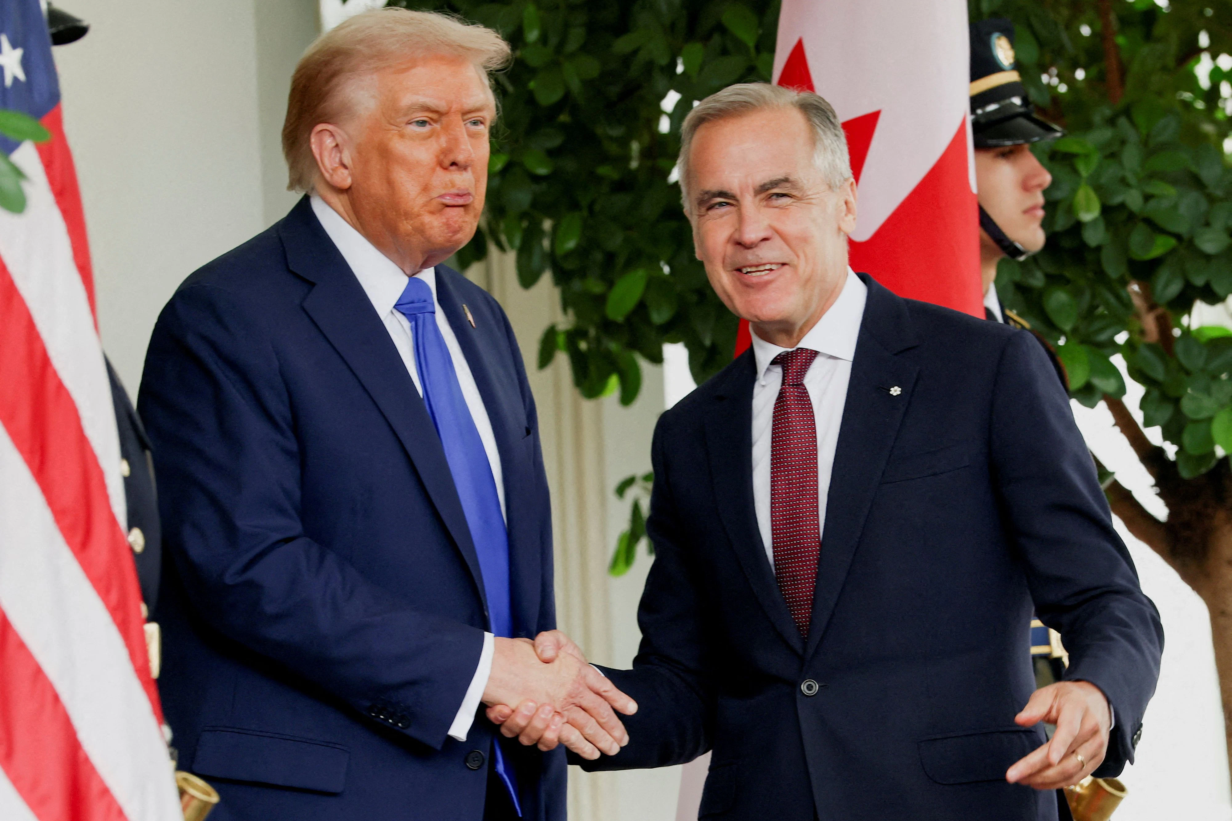 Respekt sieht anders aus: US-Präsident Donald Trump begrüßt im Oktober 2025 Kanada's neuen Premierminister Mark Carney im Weißen Haus
