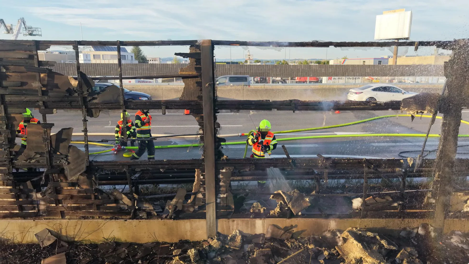 Während des Einsatzes waren zwei Fahrstreifen der A1 gesperrt.