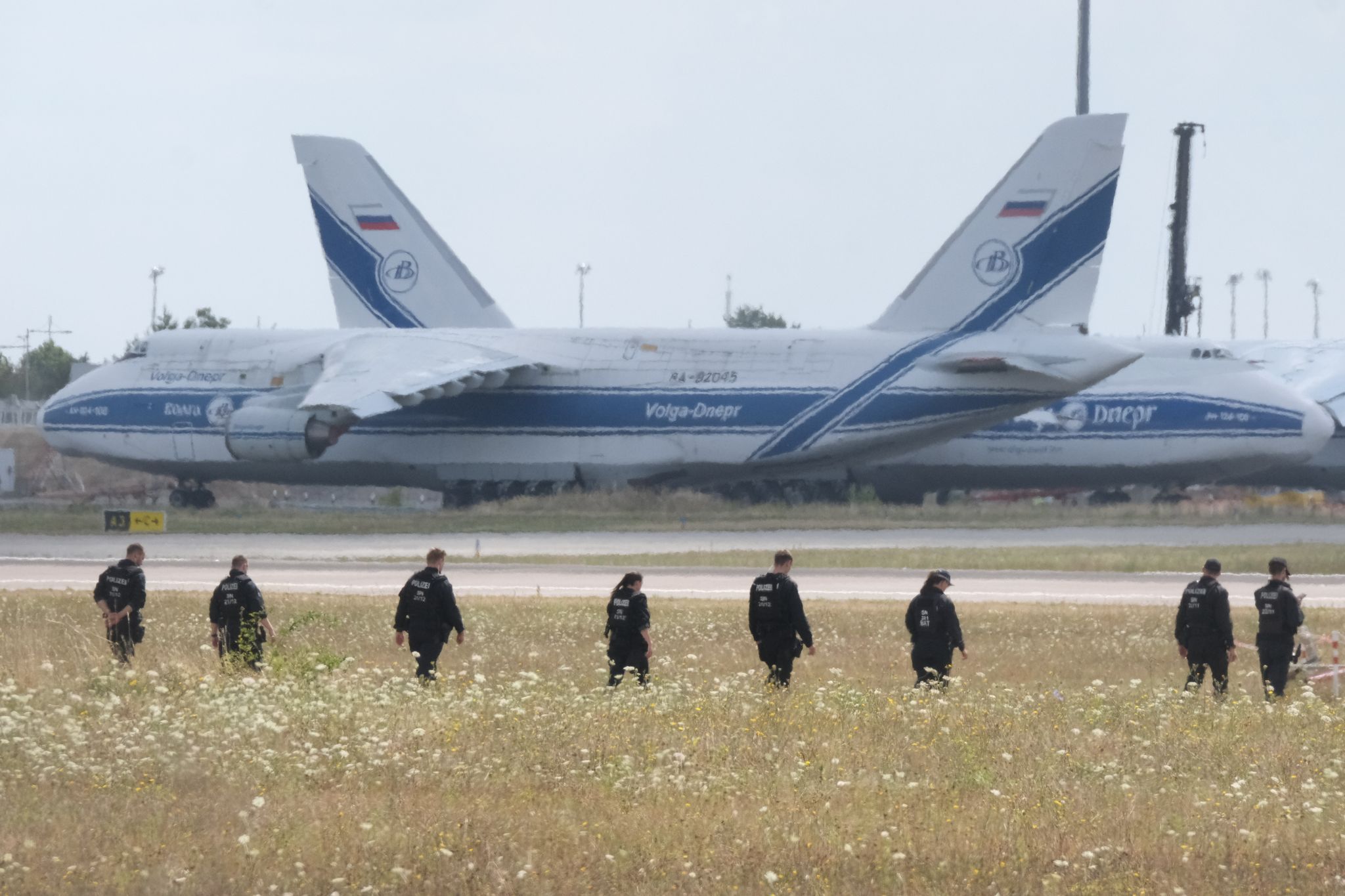 Nach dem Drohnenfund war ein großes Polizeiaufgebot am Flughafen.
