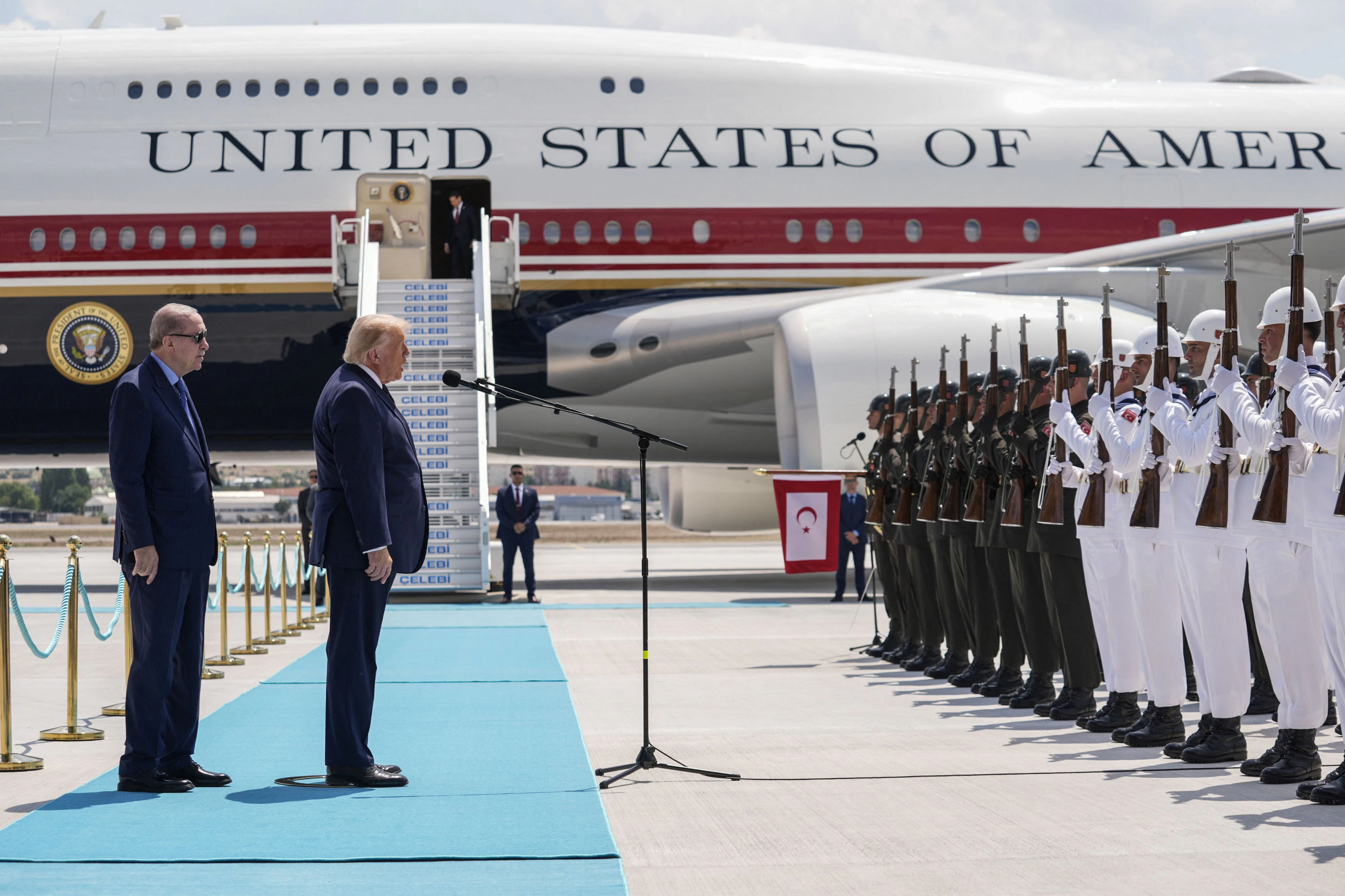 Gemeinsam mit Präsident Recep Tayyip Erdogan nimmt Trump die Ehrenformation der türkischen Streitkräfte am Flughafen in Ankara ab