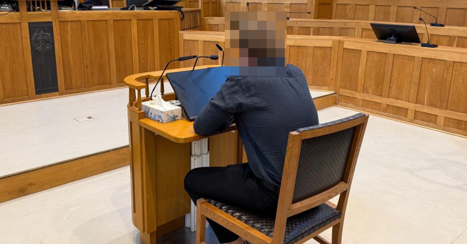 Der Angeklagte zerknirscht vor Gericht