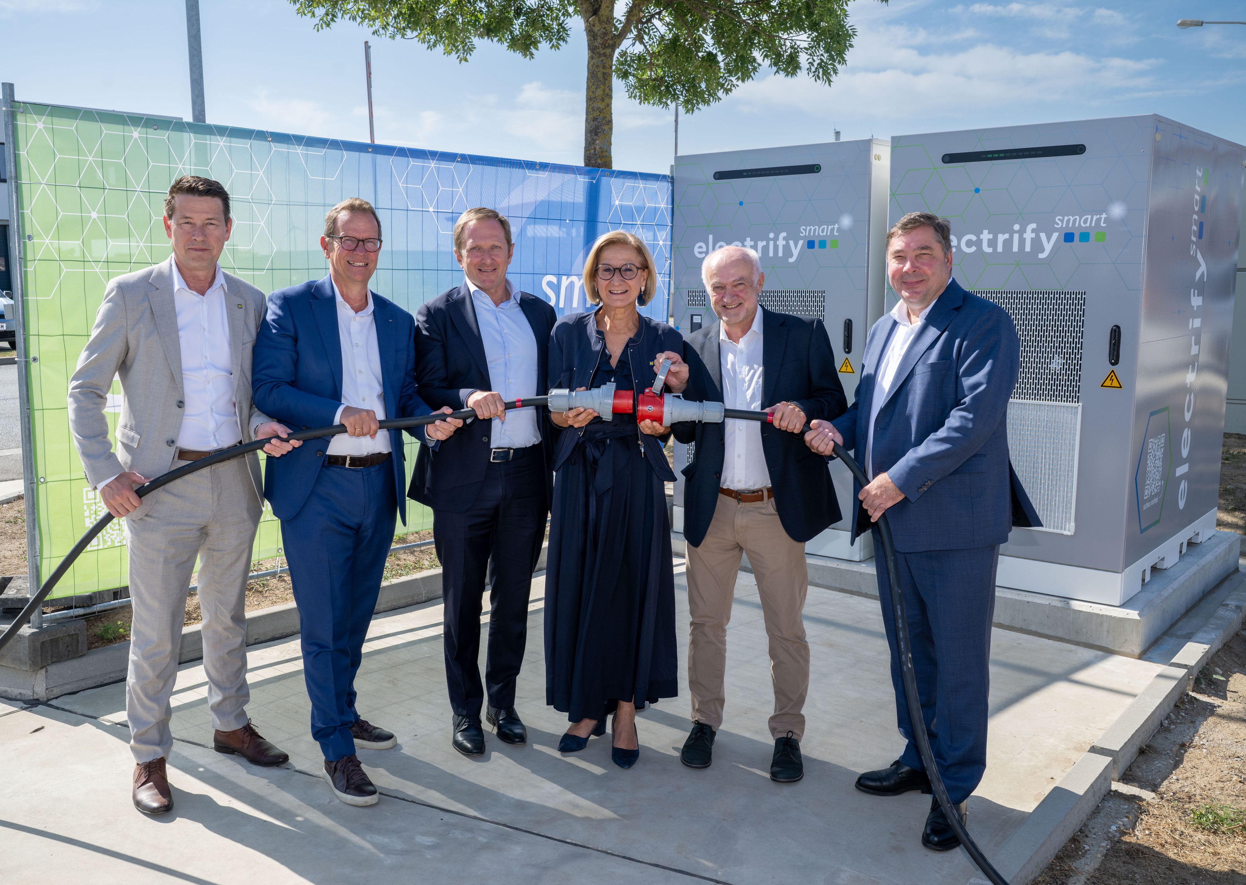 Das Schwarmspeicher-Projekt wurde in Betrieb genommen (v.l.n.r.): Kurt Hackl (VP), Klubomann der Volkspartei NÖ und ecoplus-Aufsichtsratsvorsitzender, Stefan Szyszkowitz, EVN-Vorstandsdirektor, Alfons Haber, E-Control-Vorstandsmitglied, Landeshauptfrau Johanna Mikl-Leitner (ÖVP), Rudolf Schütz, SPL Tele-Chairman, und Werner Hengst, Netz NÖ Geschäftsführer.