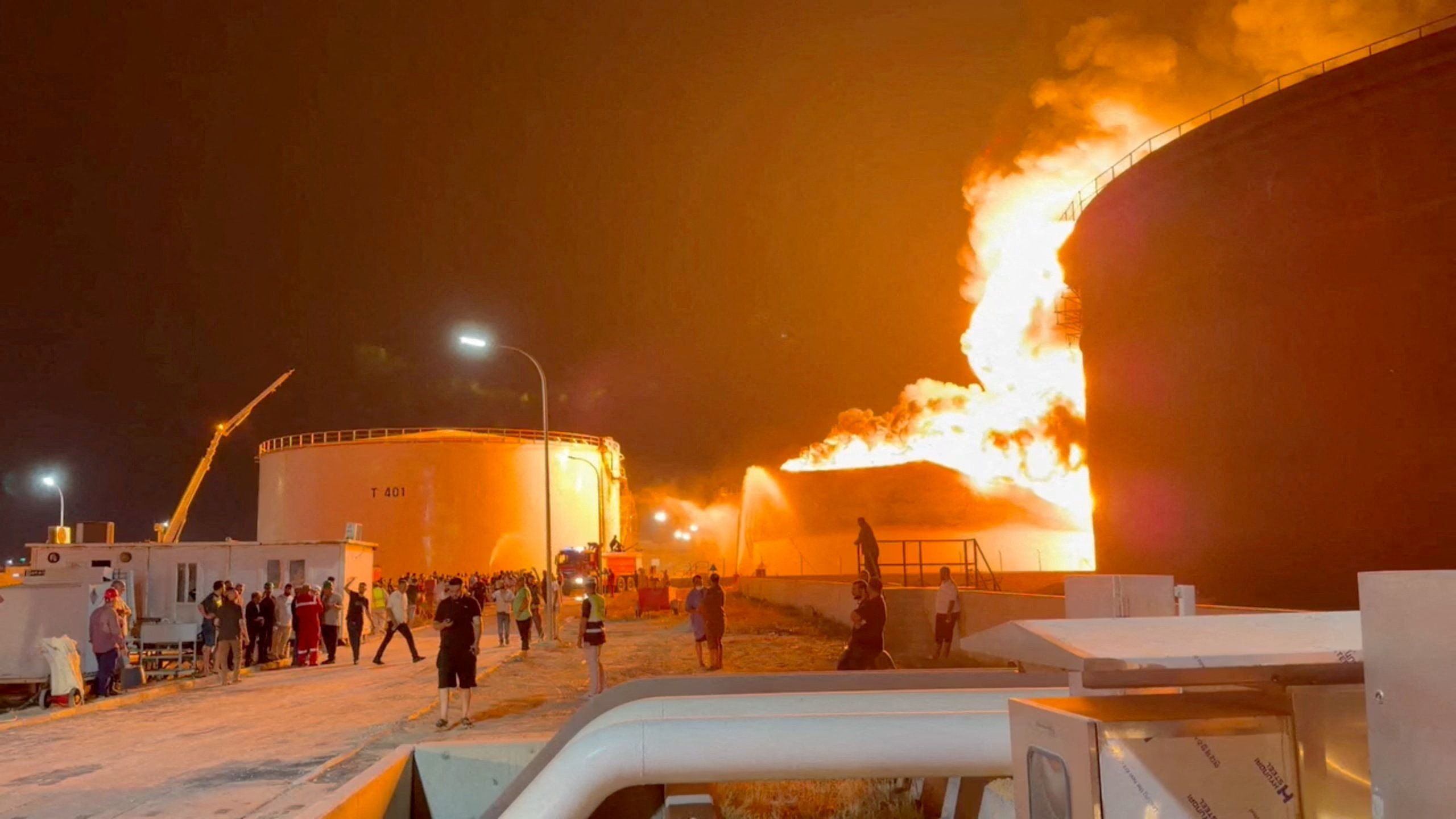 In Libyen brennt ein großer Benzintank. 