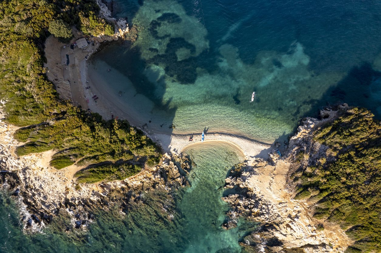 Abseits der überfüllten Hotspots warten Europas Küsten mit türkisblauem Wasser und viel Ruhe auf.