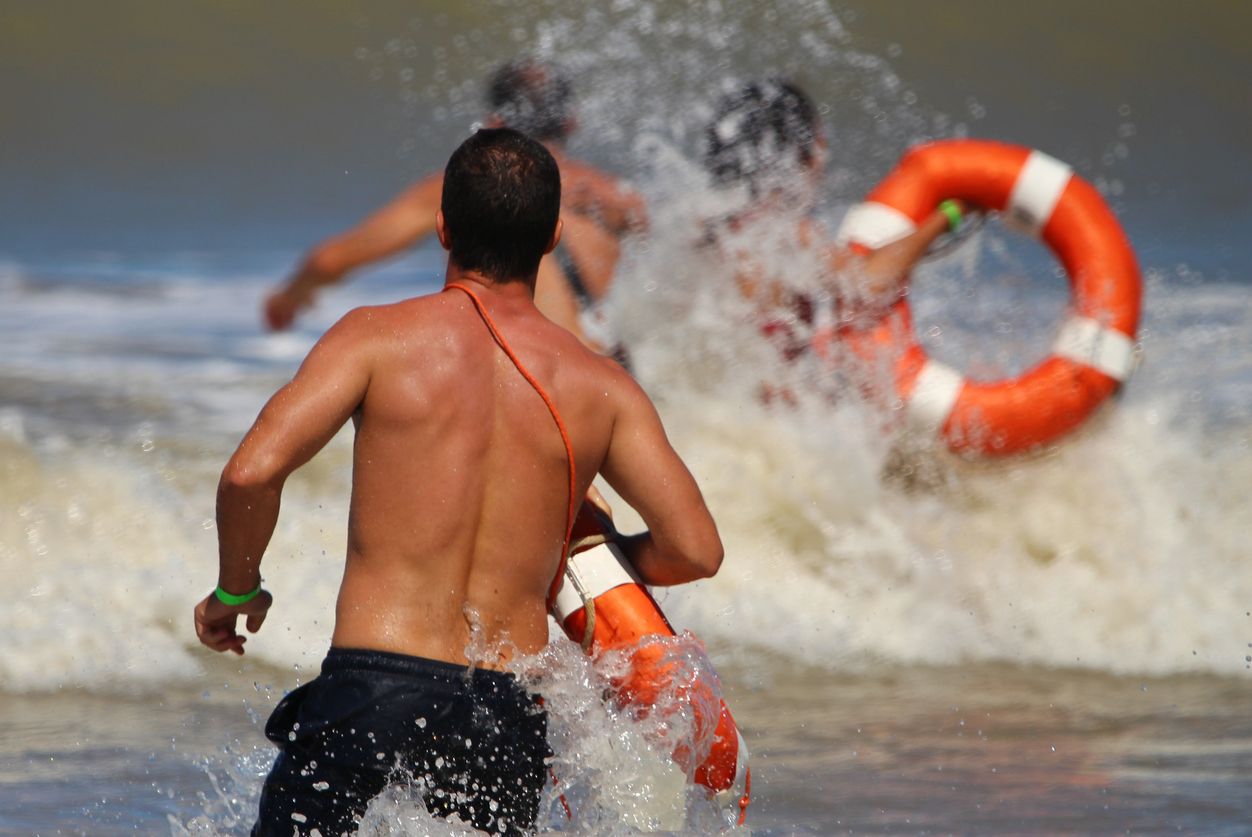 Der Rettungsschwimmer konnte sich befreien. 