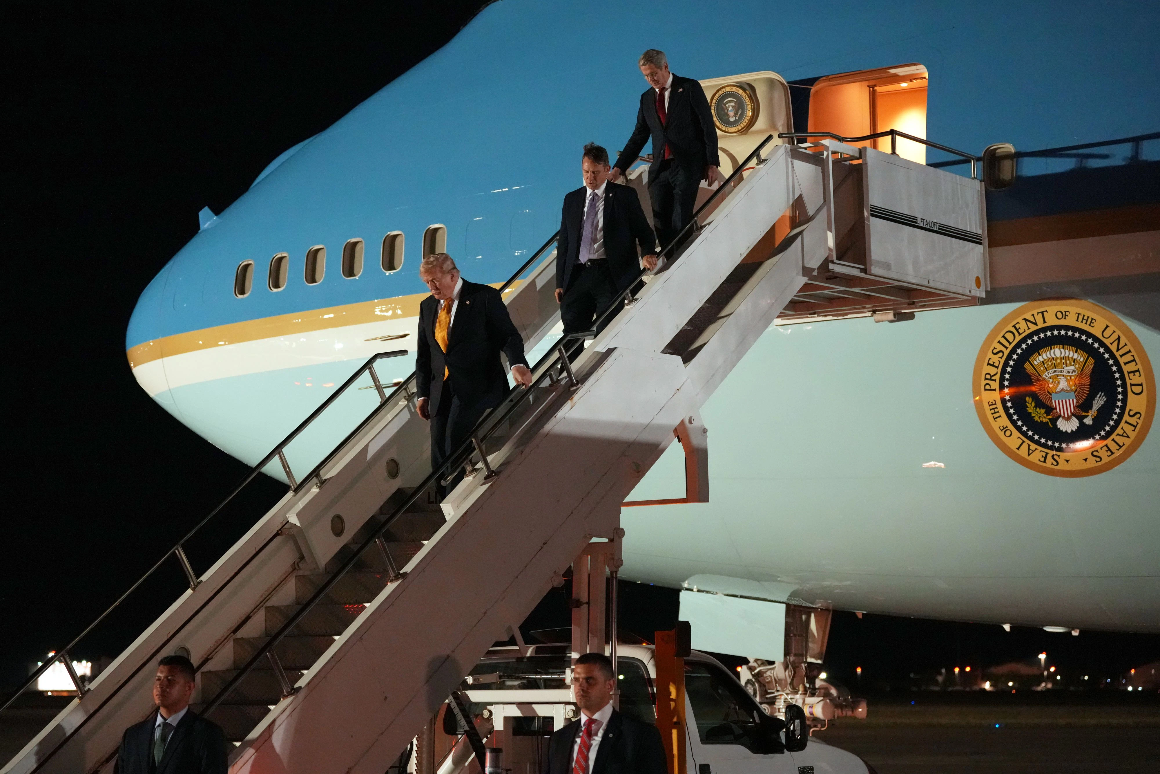 Bei einem nächtlichen Zwischenstopp in Großbritannien schummelte sich Trump zurück an Bord der alten Air Force One und verließ diese demonstrativ, …
