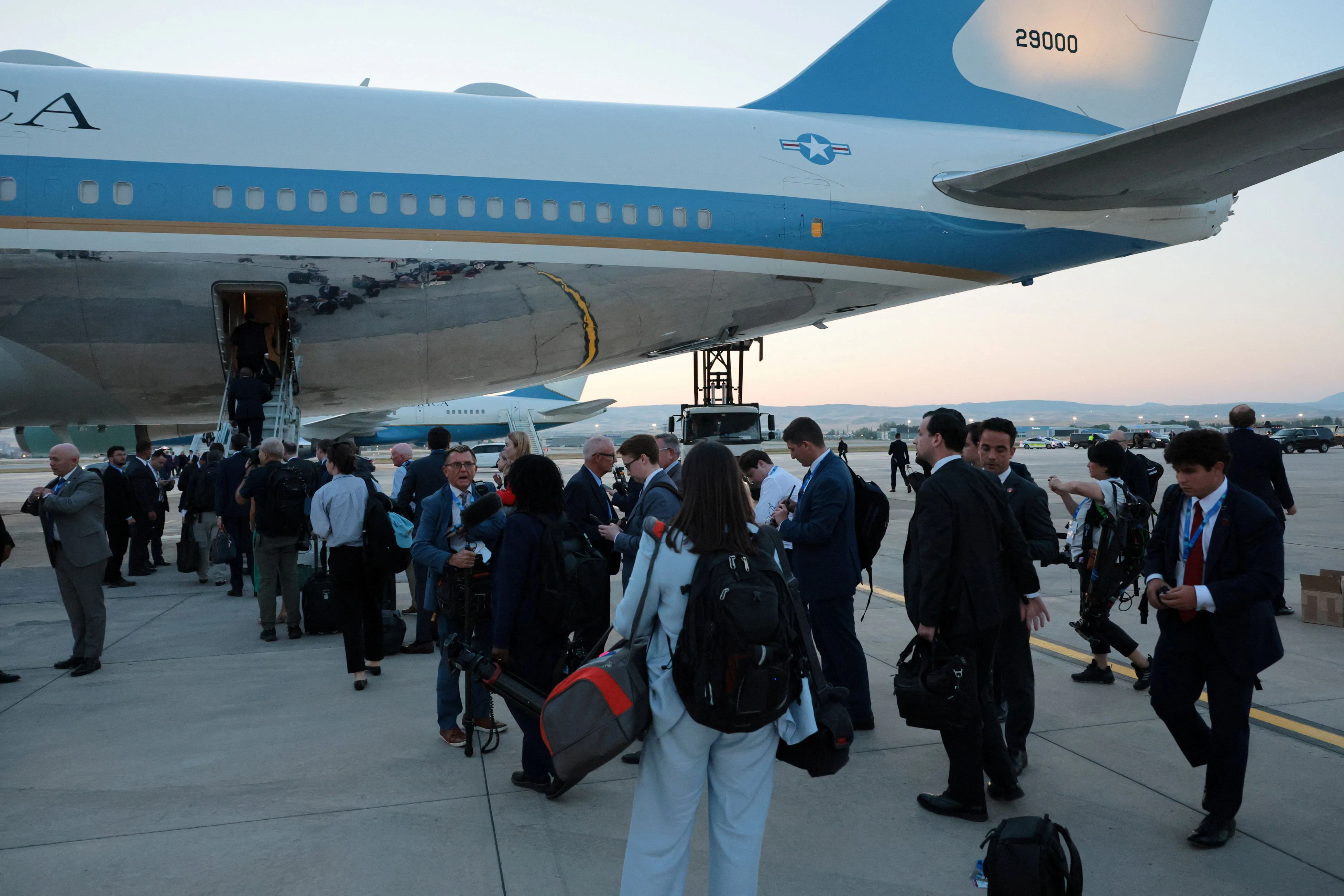 Journalisten gehen in Ankara an Bord der – alten – blau-weißen Air Force One. was sie nicht wissen: Trump wird nicht mit an Bord sein