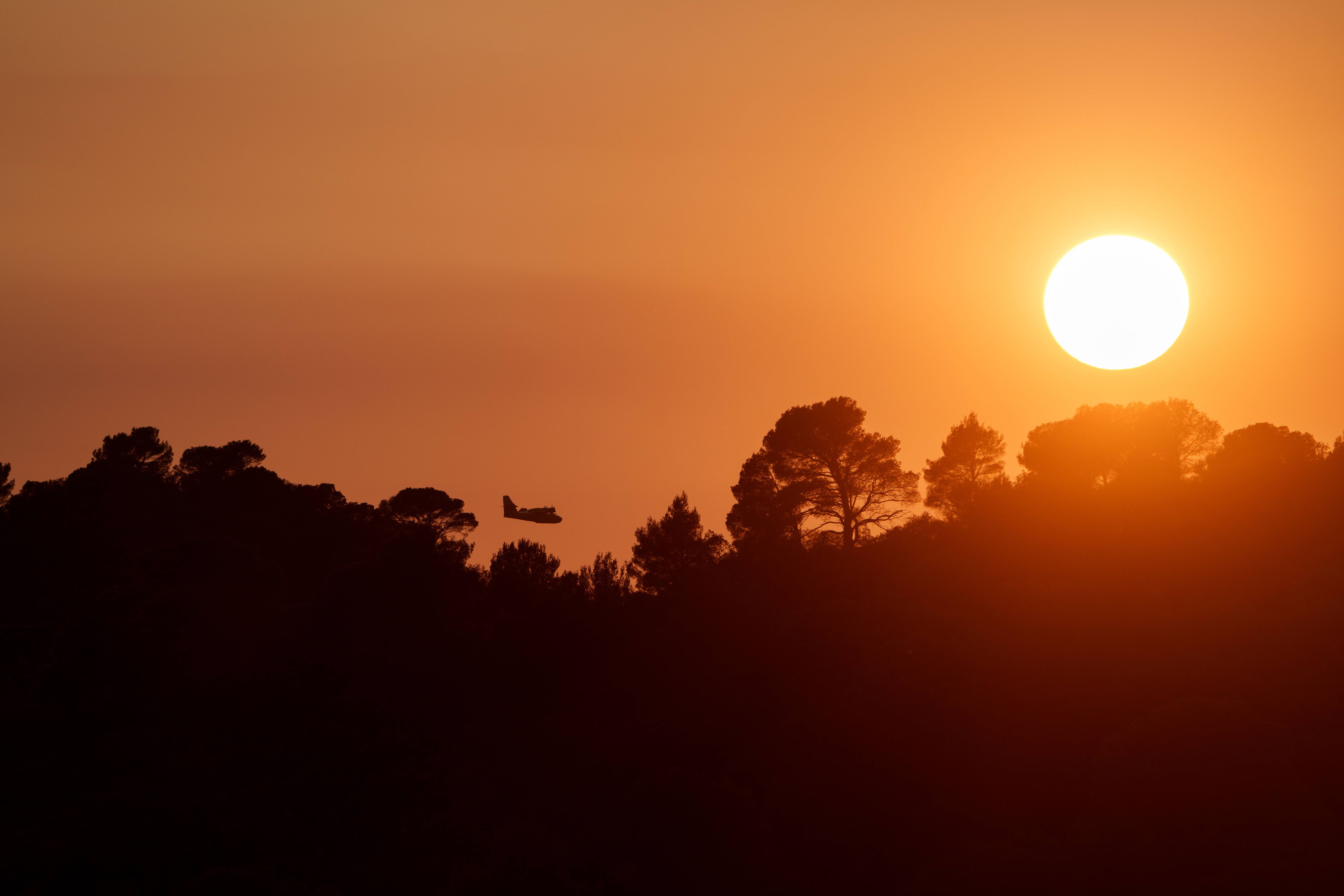 Die Silhouette einer Canadair CL-415 im Sonnenuntergang, während sich in der Nähe von Cotignac im Departement Var im Südosten Frankreichs erneut ein Waldbrand ausbreitet. Archivbild, Juli 2026.