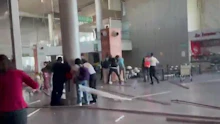 Mann filmt einstürzenden Flughafen und geht viral