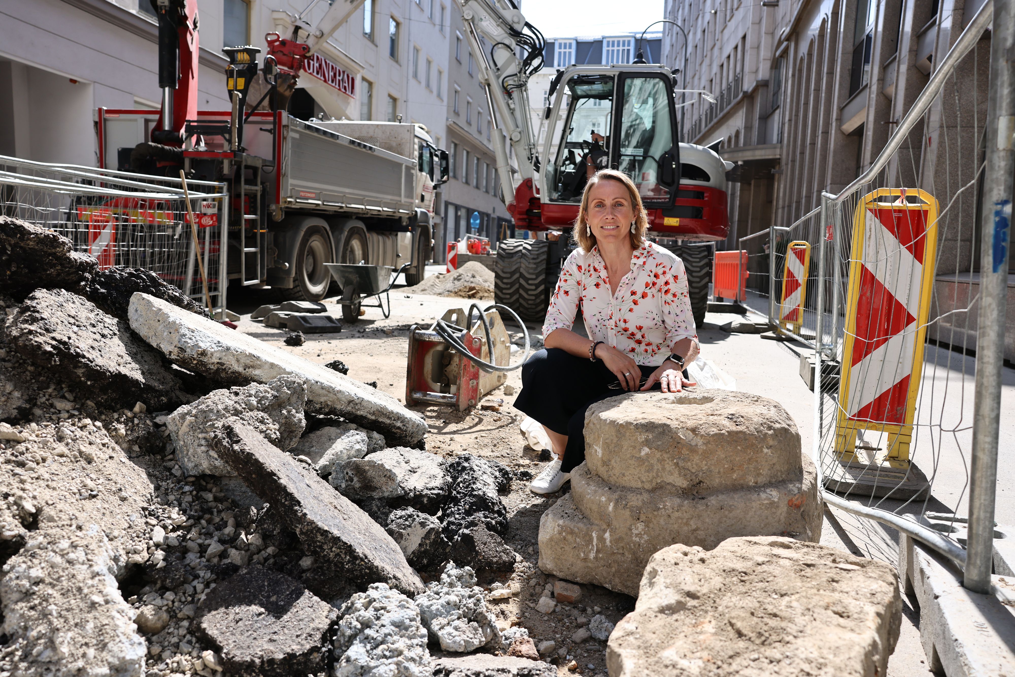 Michaela Deutsch von Wien Energie bei den Ausgrabungen in der Wiener City