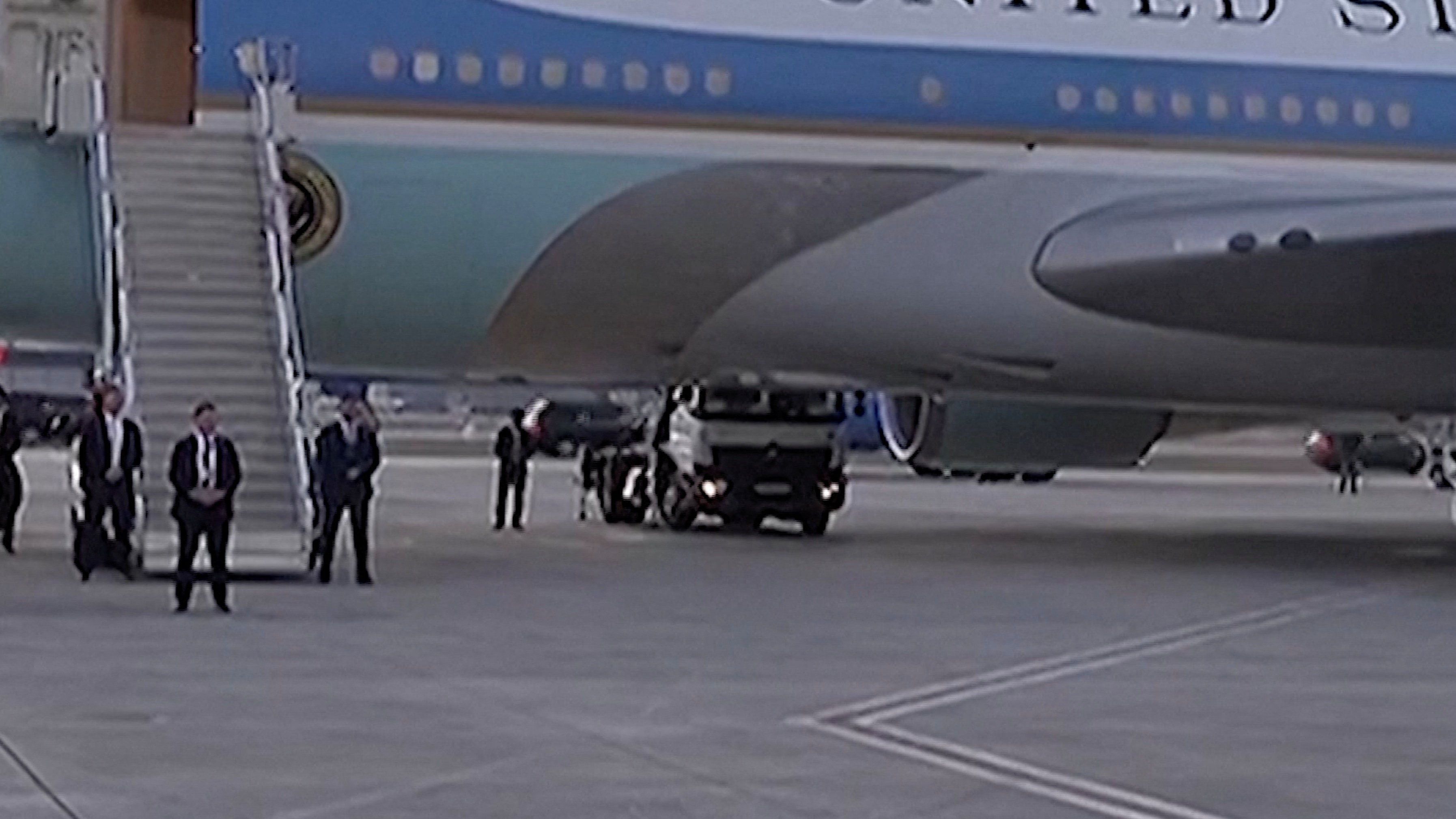 Szene aus dem Video - Trump wird in Geheim-Aktion aus der Air Force  One gebracht.
