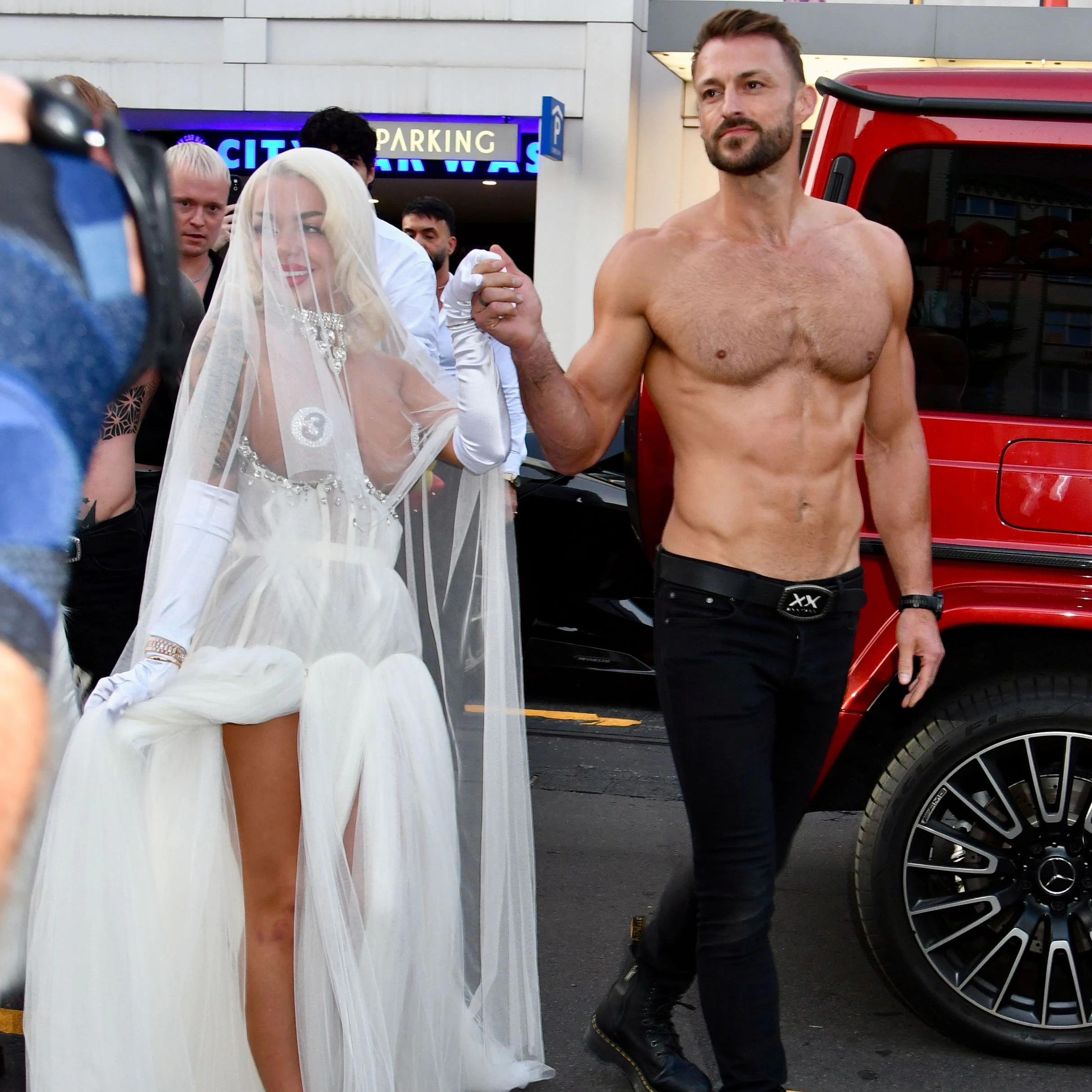 Katja Krasavice erschien im Brautkleid – mit sexy Begleitung.
