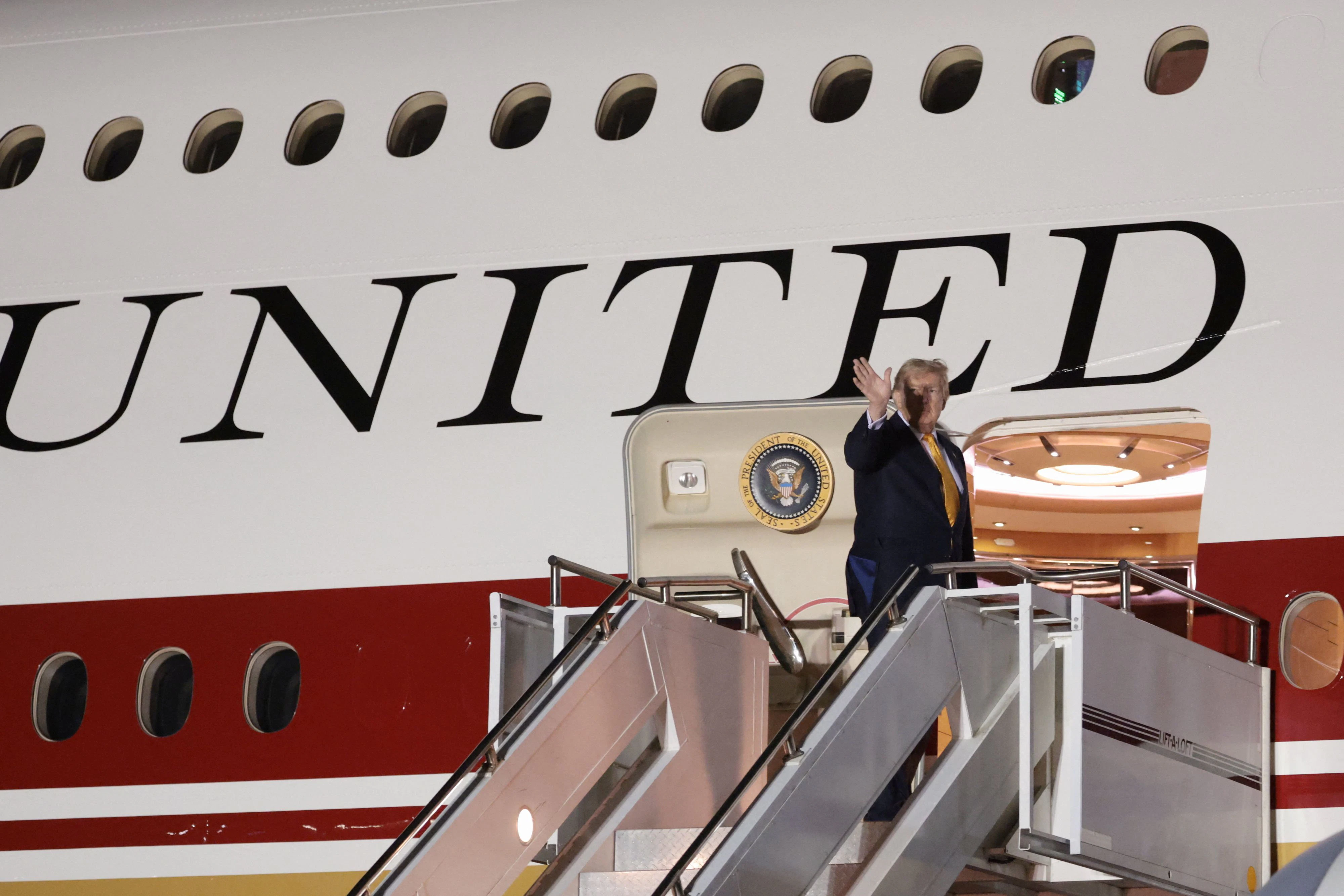 … ehe er den Rückflug in die USA antrat. Diesmal wieder an Bord der neuen Air Force One mit den roten Lackierungen