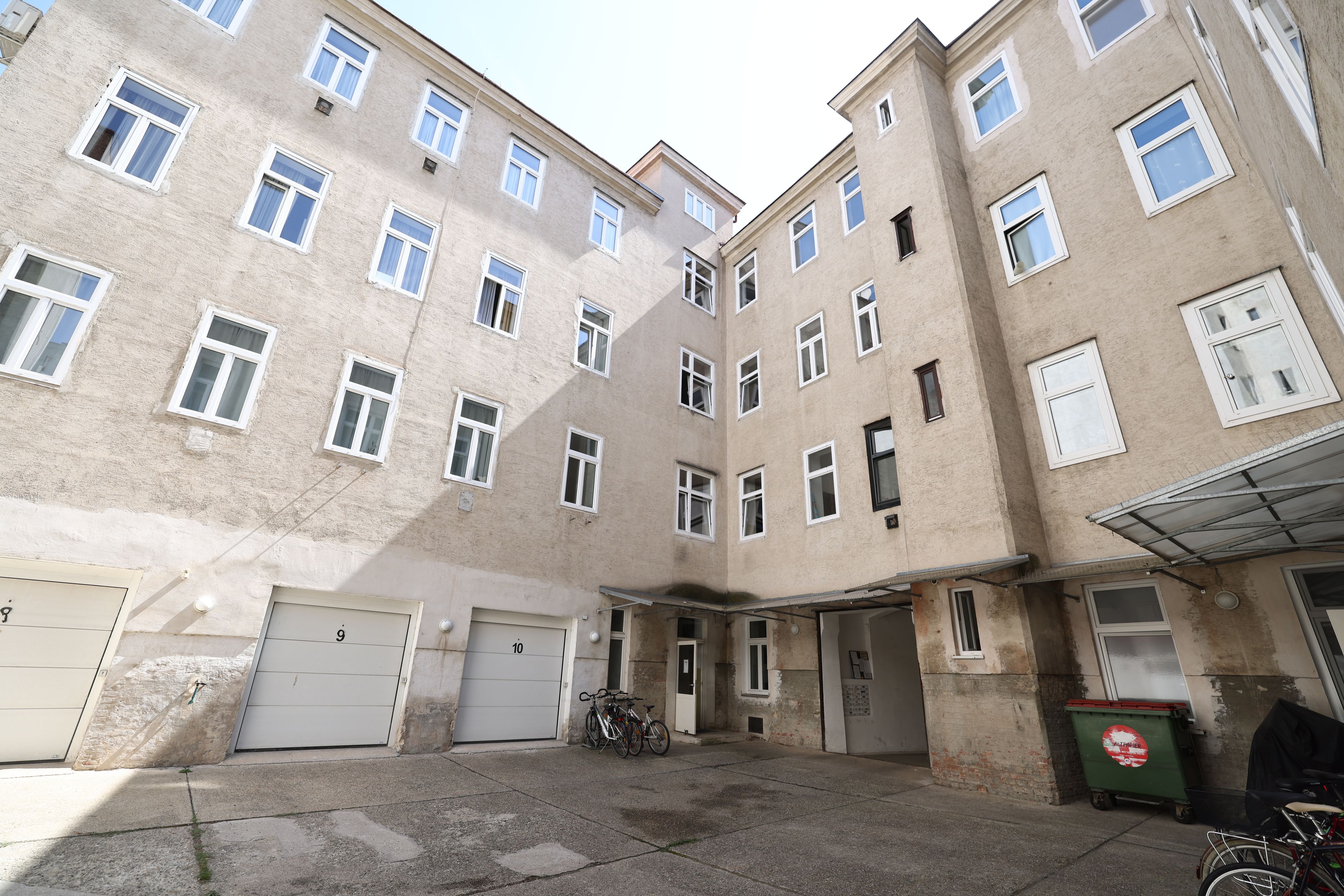In diesen Innenhof schleppte sich der Mann schwer verletzt - doch jede Hilfe kam zu spät, er verstarb.,
