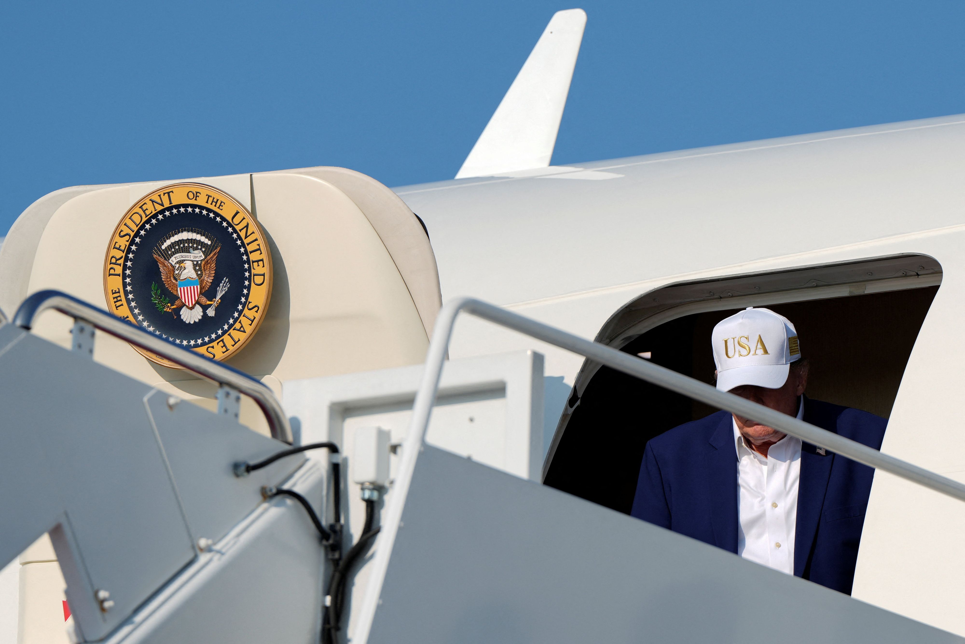 Trump wechselte heimlich das Flugzeug. 