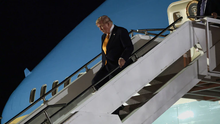 Vor den Kameras stieg Donald Trump beim Rückflug vom NATO-Gipfel Anfang Juli in die Air Force One. Laut Recherchen flog er aber heimlich in einem anderen Flugzeug aus der Türkei ab, da befürchtet wurde, Iran könnte einen Anschlag auf den Präsidentenjet planen.