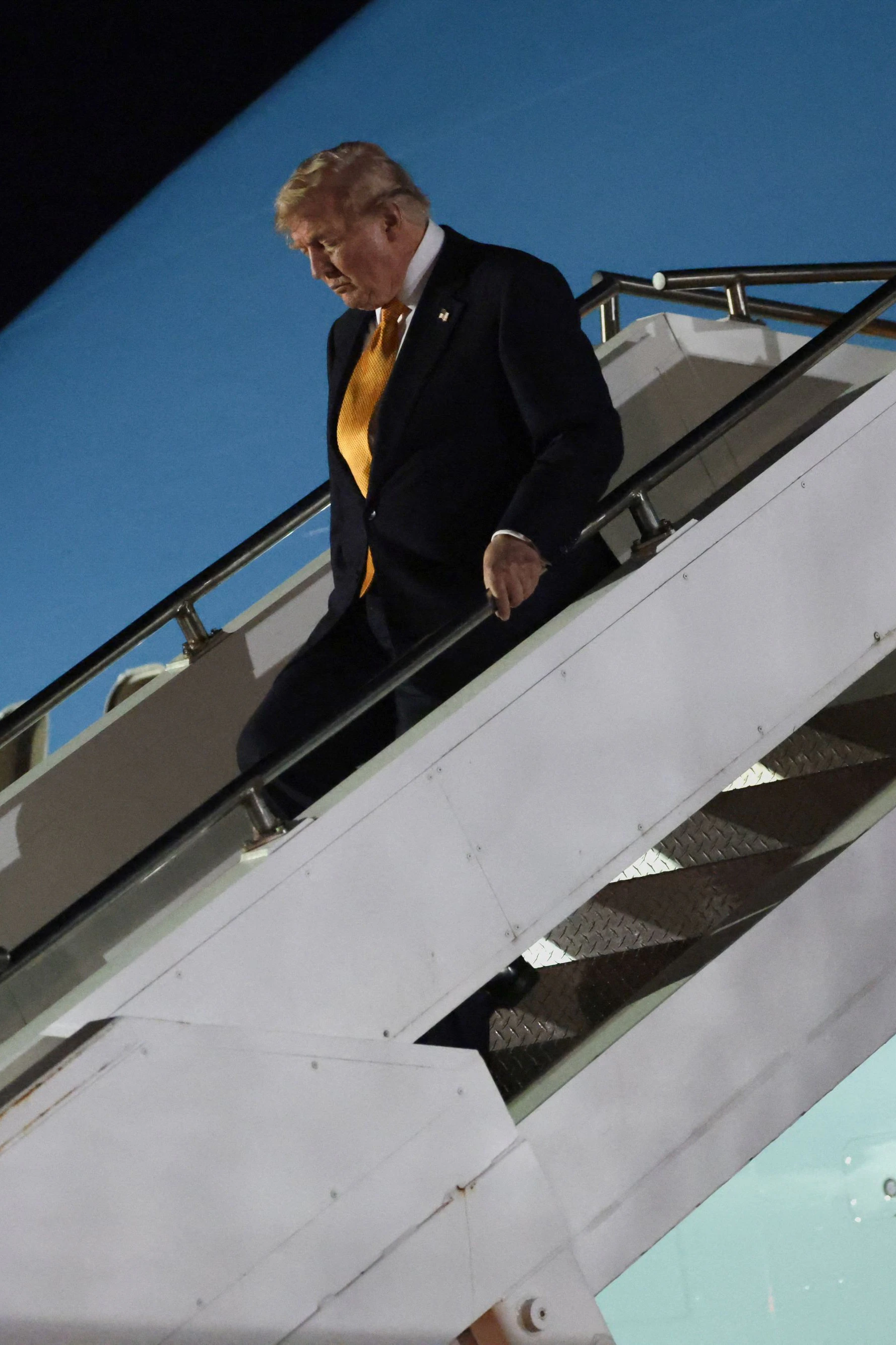 Donald Trump verlässt die (alte) Air Force One, eine Boeing 747 mit blauer Lackierung, nach seiner Rückkehr aus der Türkei. In Wahrheit flog er in einer C-32A ab, so die Washington Post