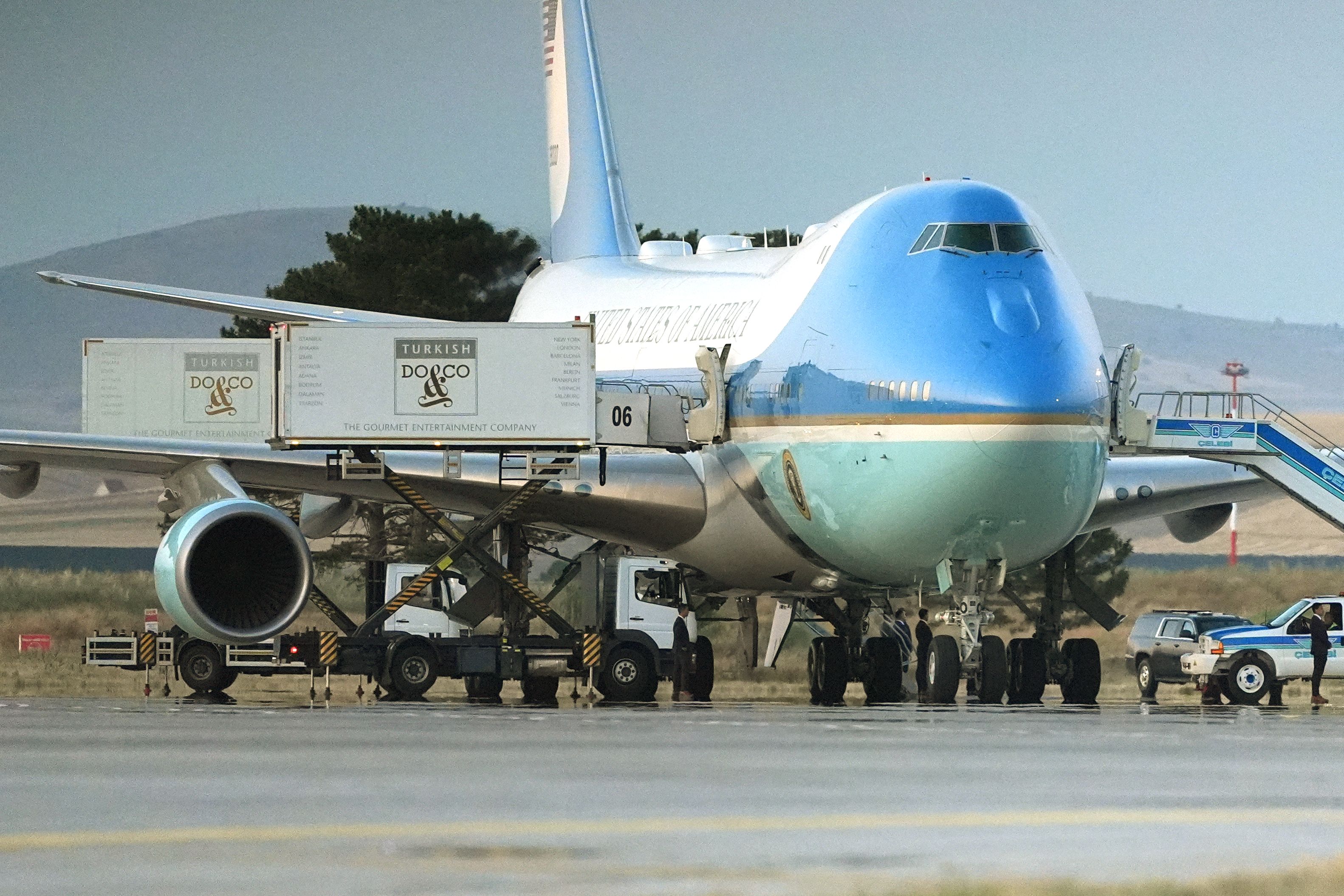 Kurz darauf wurde er laut der Washington Post jedoch verdeckt mit einem Catering-Lkw zu einem kleineren Militärjet, einer Air Force C-32A, gebracht und flog damit nach Großbritannien.