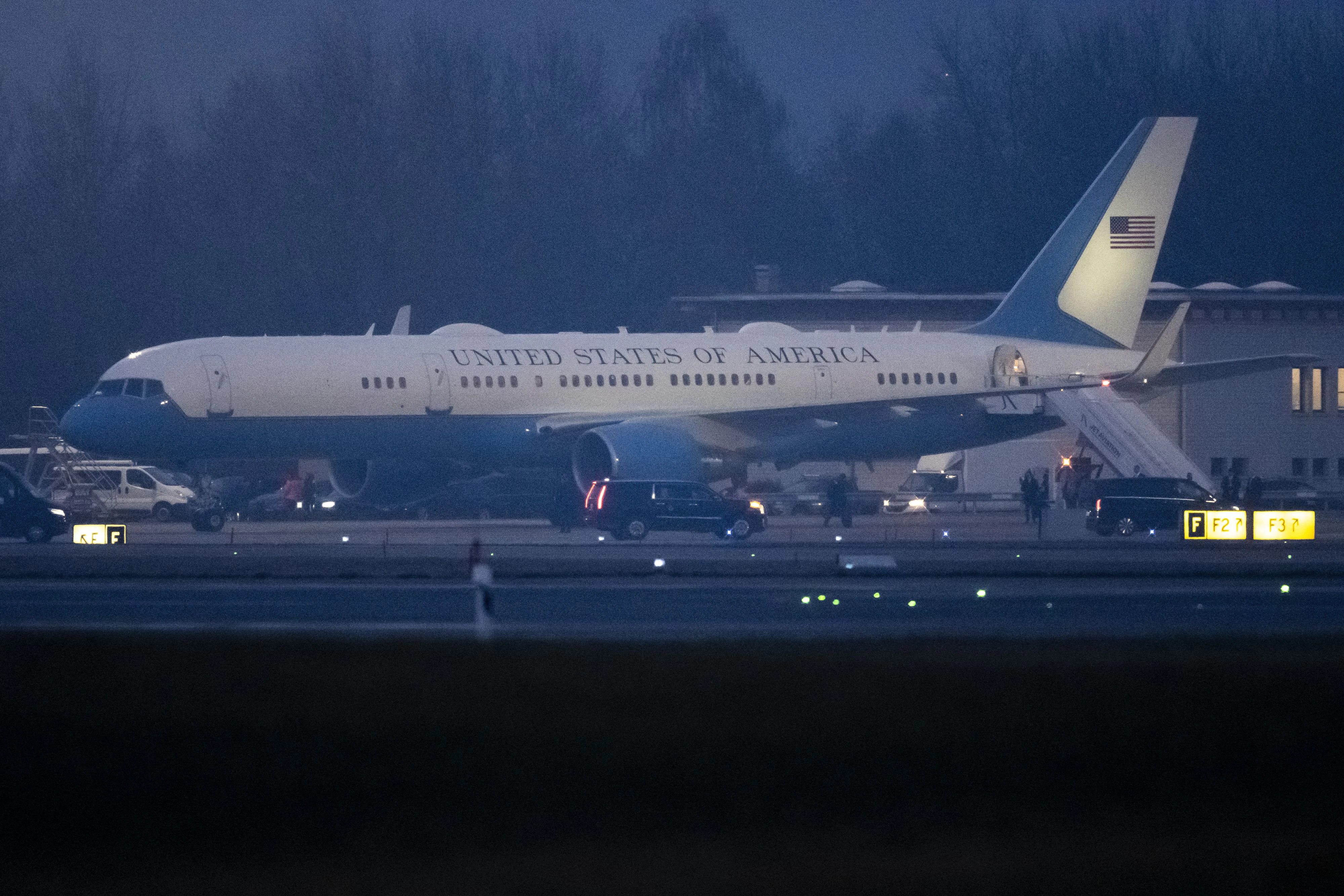 Der Präsident stieg vielmehr heimlich in eine C-32A – eine umgebaute Boeing 757 – um, die ihn aus Ankara wegbrachte