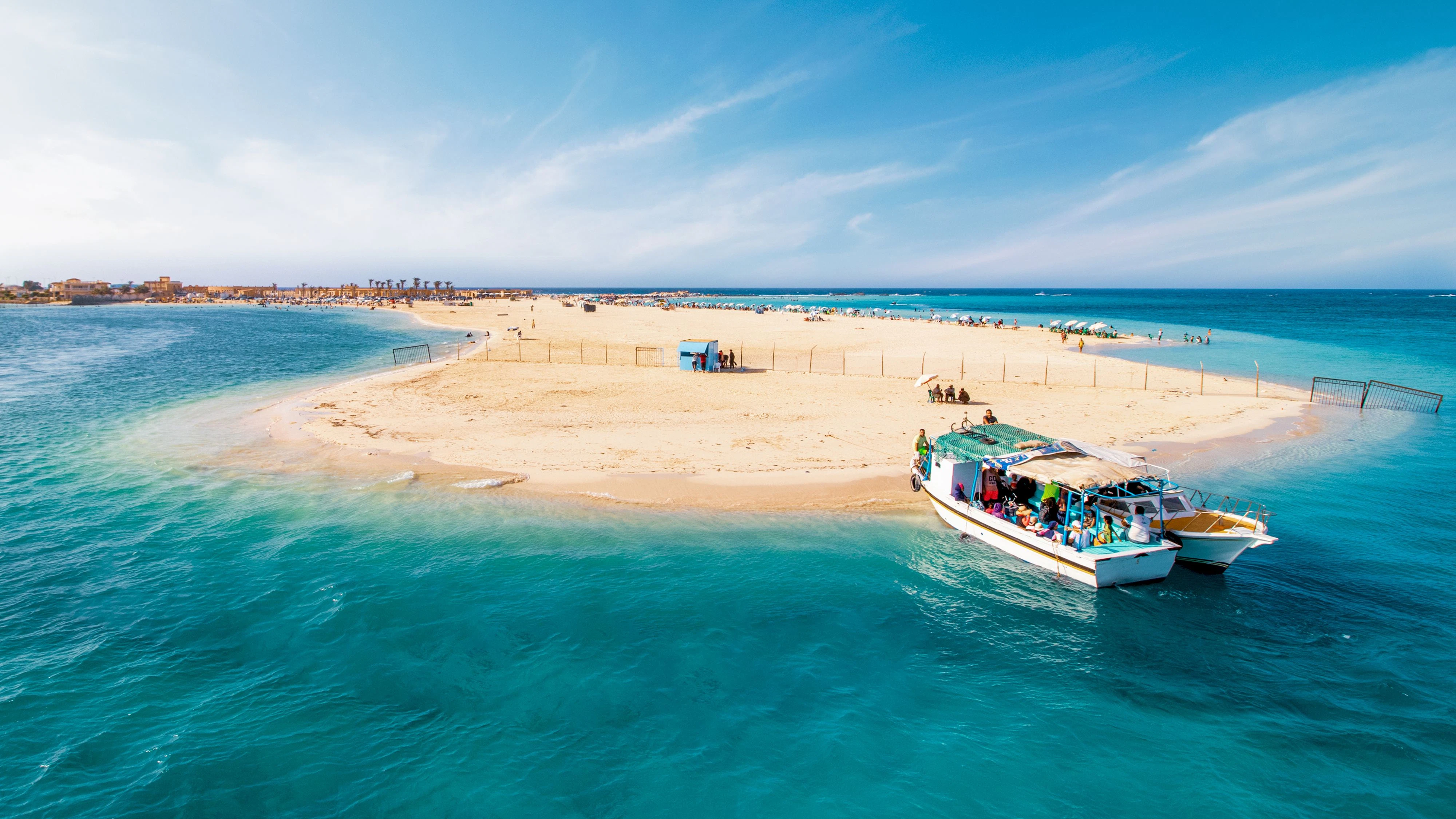 Der Al Gharam Beach (Strand der Liebhaber) ist einer der bekanntesten und längsten Naturstrände in Marsa Matruh an der ägyptischen Mittelmeerküste. Er ist berühmt für sein klares, türkisfarbenes Wasser und den feinen weißen Sand.