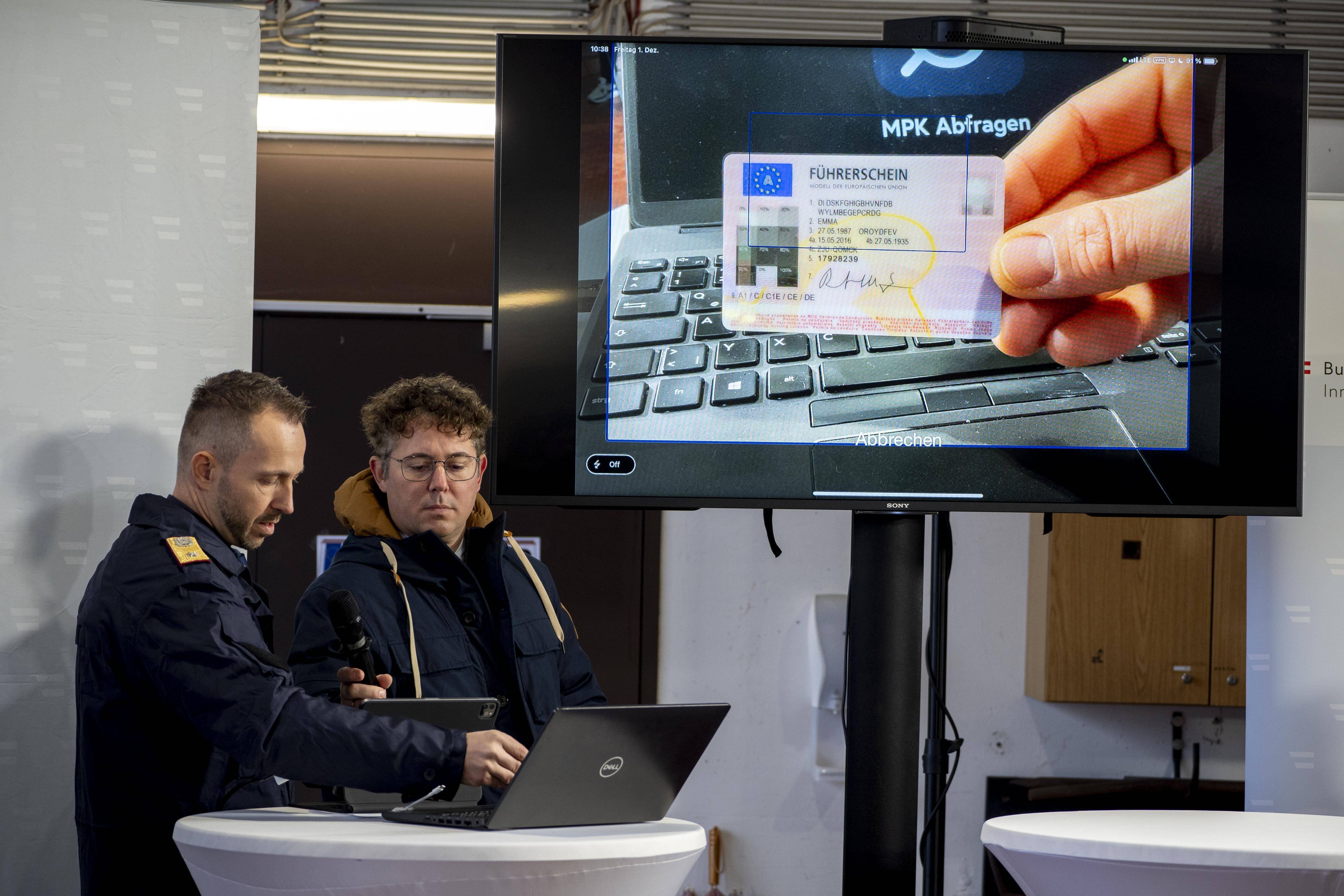 Polizisten bei Durchführung einer Verkehrskontrolle mit dem digitalen Führerschein. Archivbild